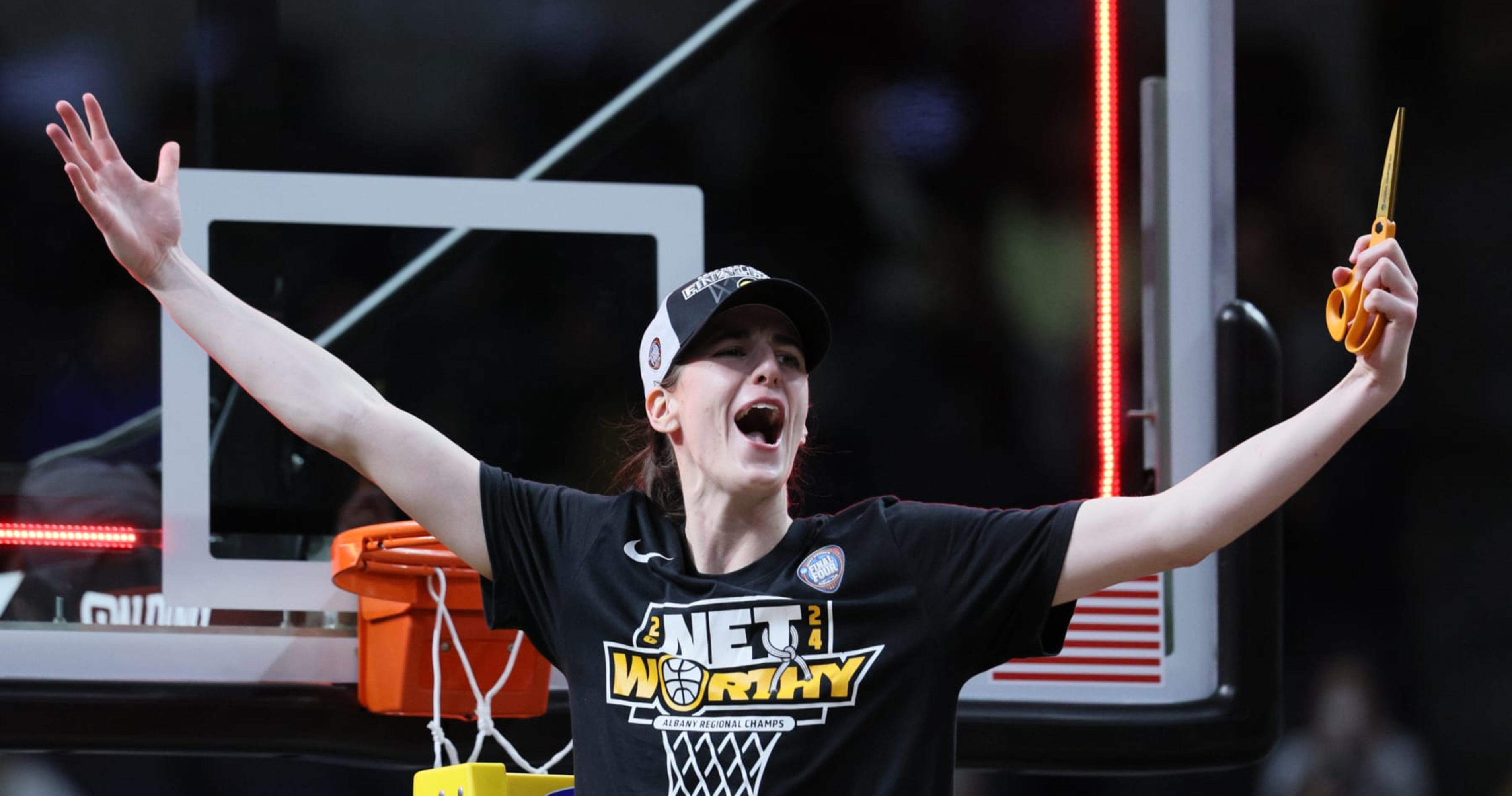 Iowa S Caitlin Clark Wins Naismith Women S College Player Of The