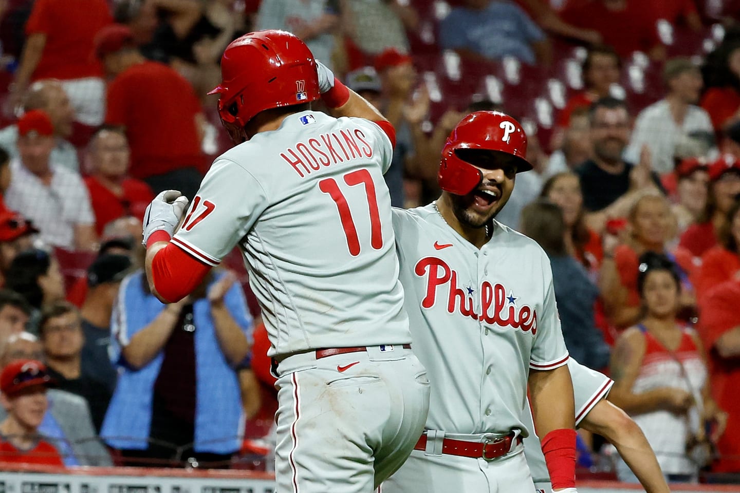 Hoskins, Phillies post 10,000th franchise win, top Reds