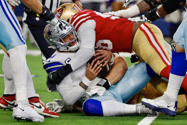 Cowboys vs 49ers: Dallas fans throw trash at the refs after