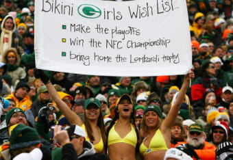 Crazy Packers fans wear bikinis to the game in freezing weather