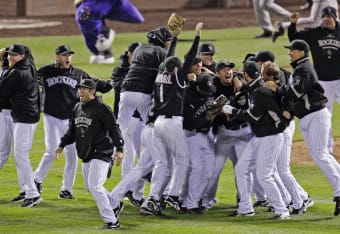 2001 ALDS Gm2: Edgar Martinez hits a two-run homer 