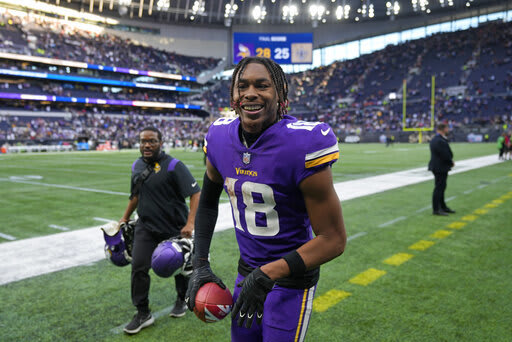 Vikings hang on for 28-25 win over Saints in London