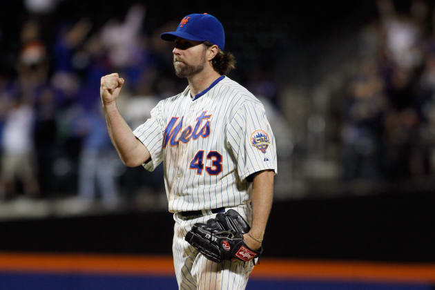Mets' Pitcher Makes 'Knuckleball!' His Own