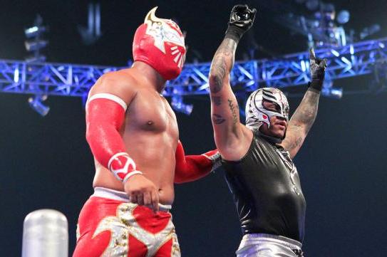 Sin Cara und Rey Mysterio Tag Team Maske