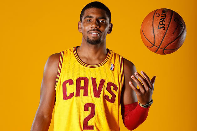 14. April 2013: Cleveland Cavaliers Point guard Kyrie Irving (2) in Aktion  mit dem Ball während der NBA-Spiel zwischen den Cleveland Cavaliers und die  Philadelphia 76ers im Wells Fargo Center in Philadelphia