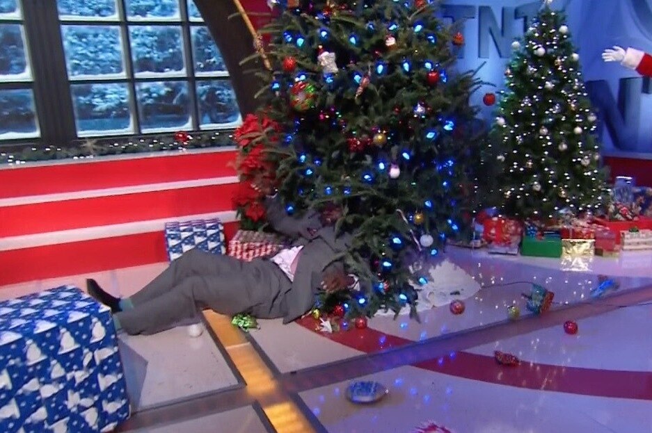 Shaquille O Neal Crashes Into Christmas Tree On Tnt Halftime Show Bleacher Report Latest News Videos And Highlights