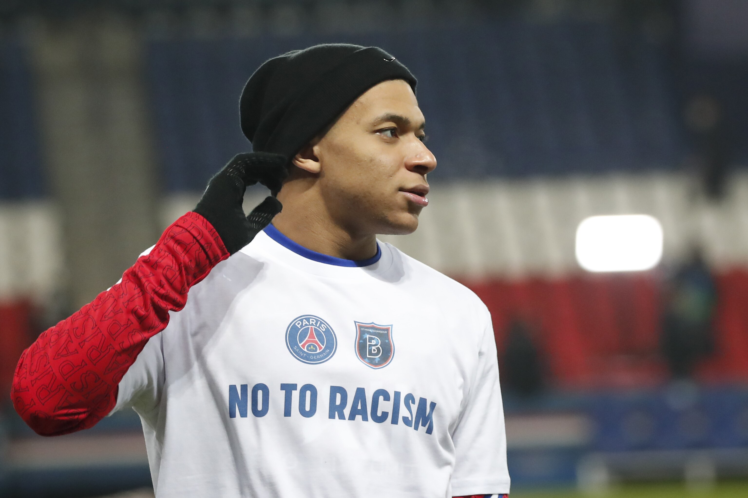 Video Psg Istanbul Basaksehir Kneel Before Match After Alleged Racist Abuse Bleacher Report Latest News Videos And Highlights