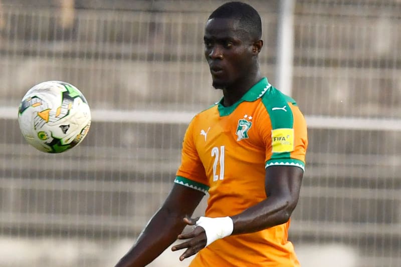 Ivory Coast's Eric Bailly controls the ball during the FIFA 2018 World Cup qualification football match between Ivory Coast and Gabon at The Stade la Paix in Bouaké on September 5, 2017. / AFP PHOTO / ISSOUF SANOGO