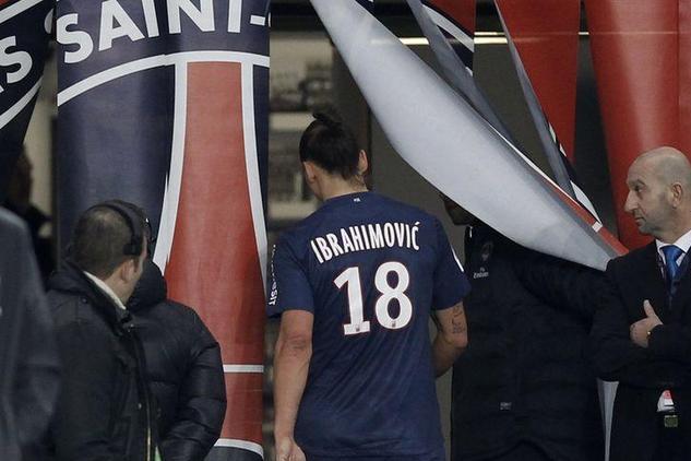 Ibrahimovic Sees Red As Saint Etienne Gives Psg First Ligue 1 Loss Bleacher Report Latest News Videos And Highlights
