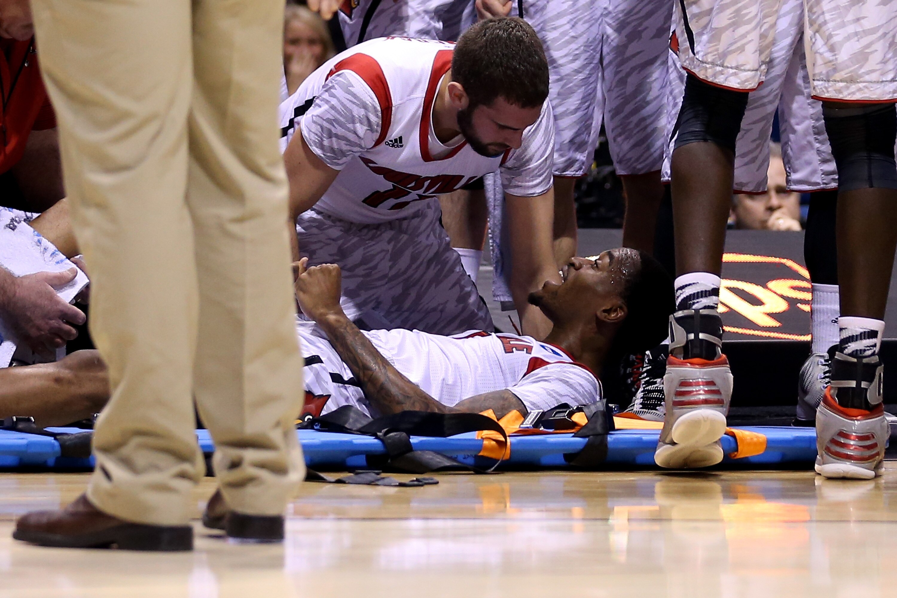 Kevin Ware Injury Twitter Reacts To Guard S Horrific Leg Injury Bleacher Report Latest News Videos And Highlights
