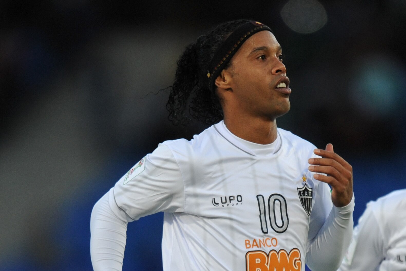 Gif Ronaldinho Scores Yet Another Perfect Free Kick At Club World Cup Bleacher Report Latest News Videos And Highlights