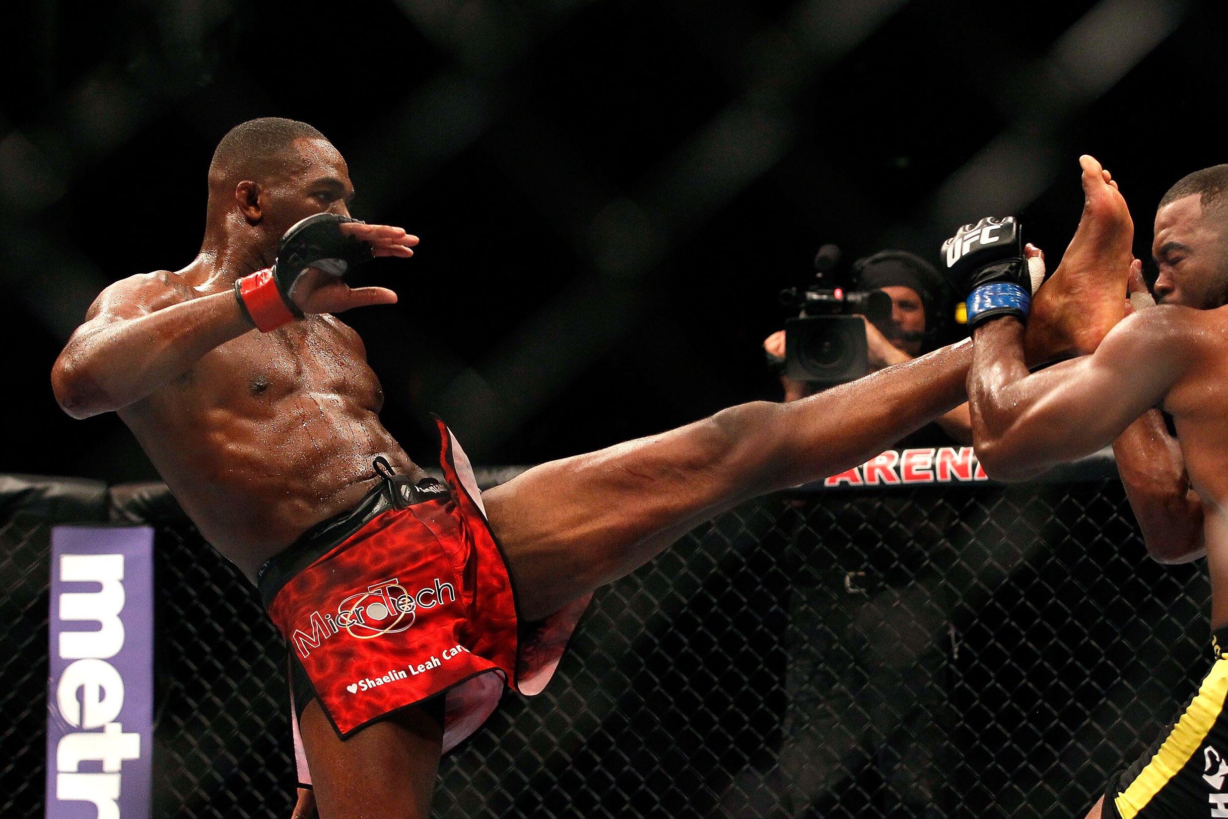 Watch Jon Jones And Holly Holm Throw Some Spinning Kicks Bleacher Report Latest News Videos And Highlights