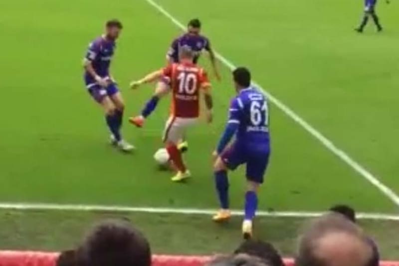 Wesley Sneijder Dribbling Skills Filmed By Fan At Pitchside In Galatasaray Game Bleacher Report Latest News Videos And Highlights