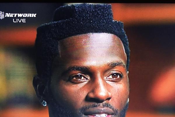 Twitter Explodes With Memes After Seeing Antonio Brown S Block Shaped Haircut Bleacher Report Latest News Videos And Highlights