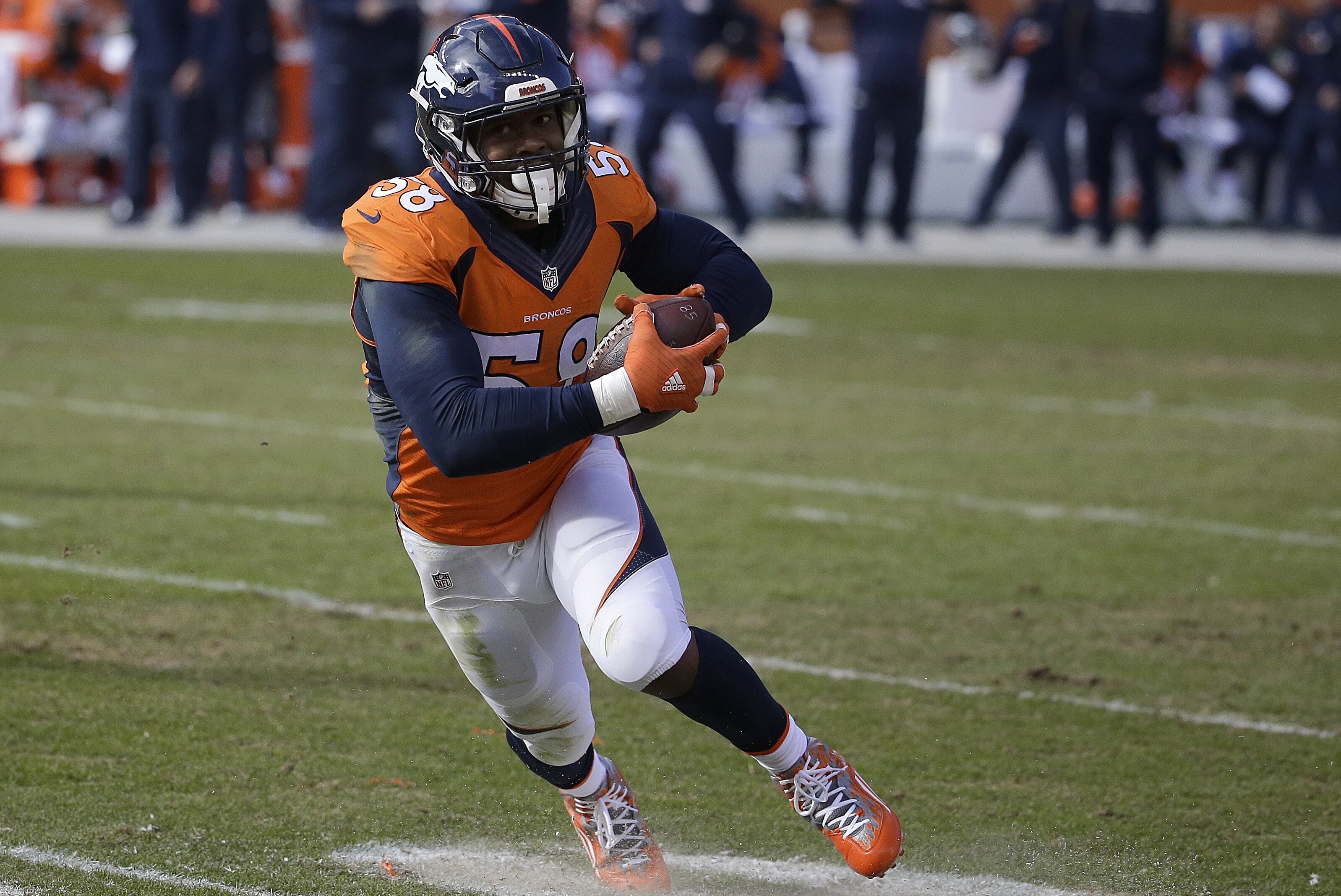 Panthers Vs Broncos Latest Point Spread Money Line Picks For Super Bowl 50 Bleacher Report Latest News Videos And Highlights