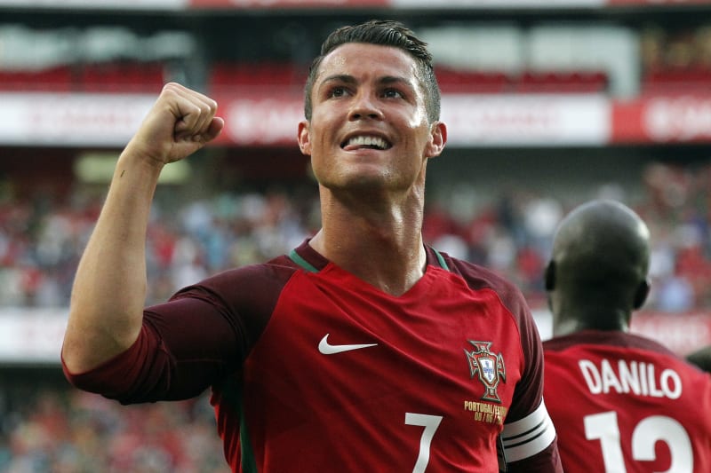 Ricardo Quaresma Cristiano Ronaldo Put On A Show For Portugal Vs Estonia Bleacher Report Latest News Videos And Highlights