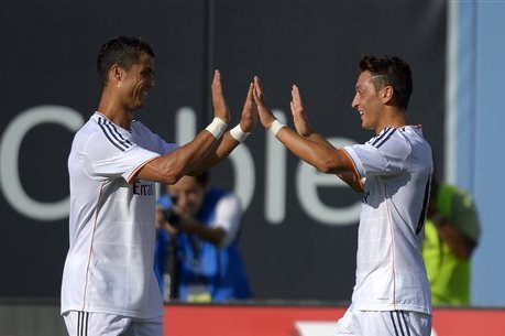 Cristiano Ronaldo dan Mesut Ozil saat sama-sama di Real Madrid