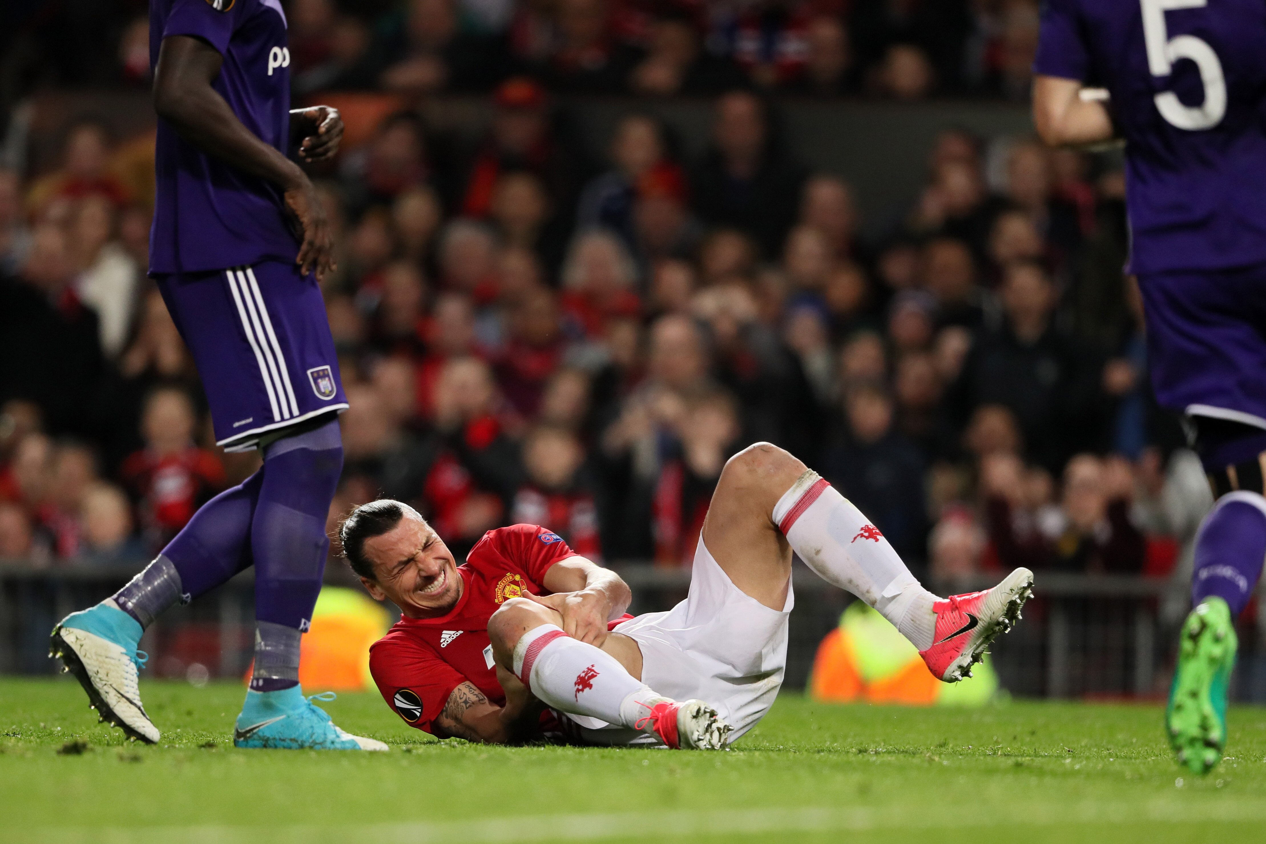 Zlatan Ibrahimovic Reportedly Out For Season With Knee Injury Bleacher Report Latest News Videos And Highlights
