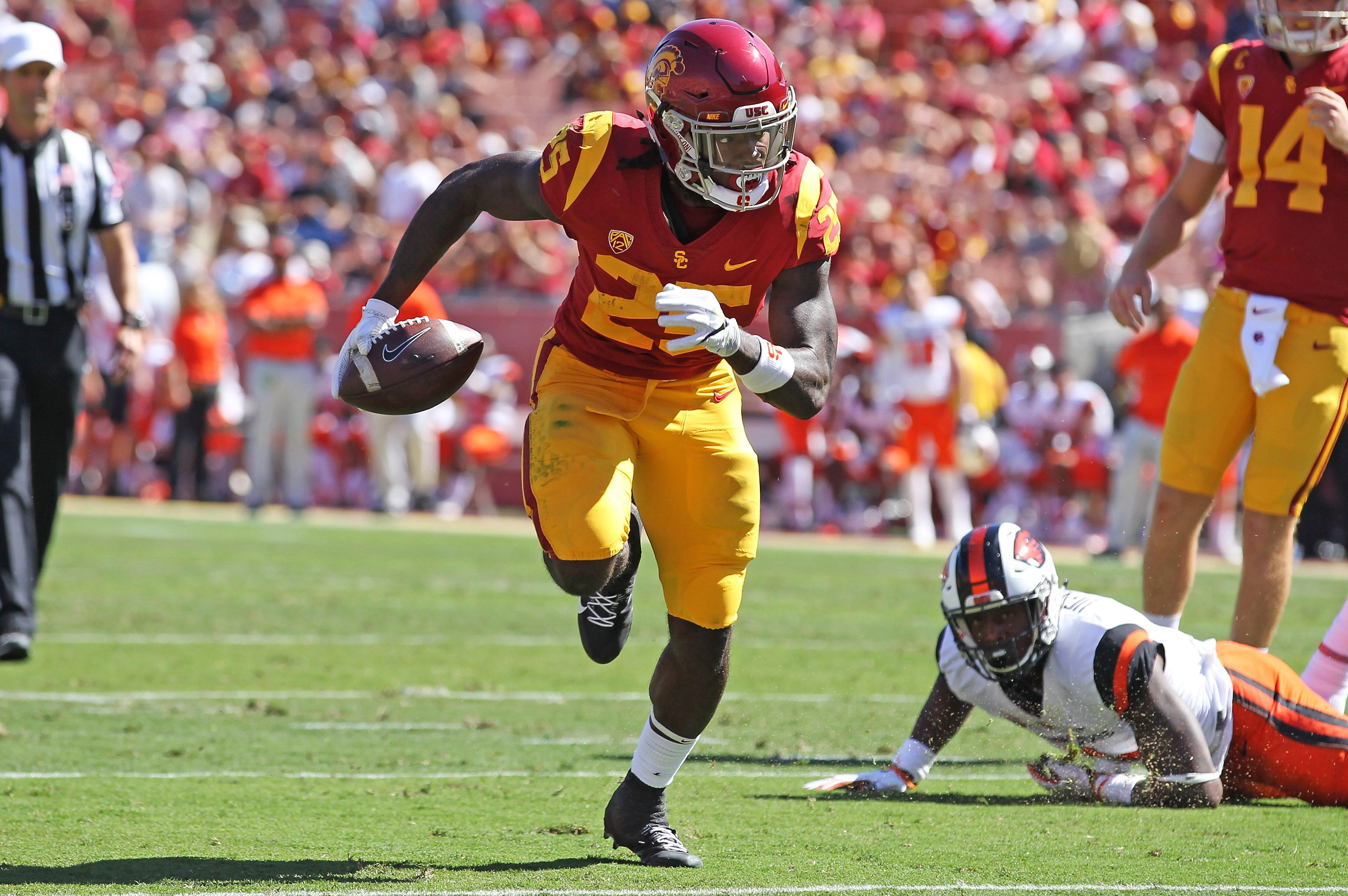 Doubters And Would Be Tacklers Beware Of Ronald Jones Usc S Texas Tesla Bleacher Report Latest News Videos And Highlights