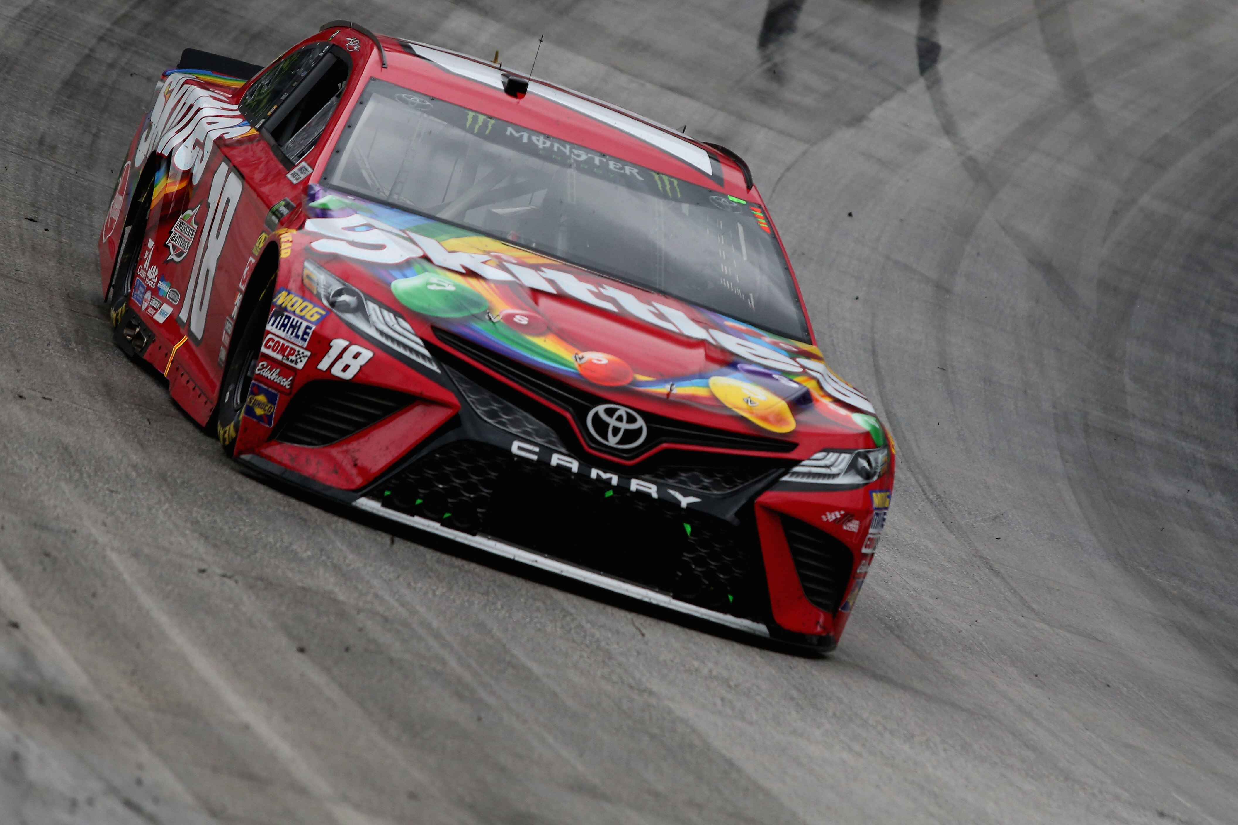 Kyle Busch Holds Off Kyle Larson Wins Nascar At Bristol 2018 Bleacher Report Latest News Videos And Highlights
