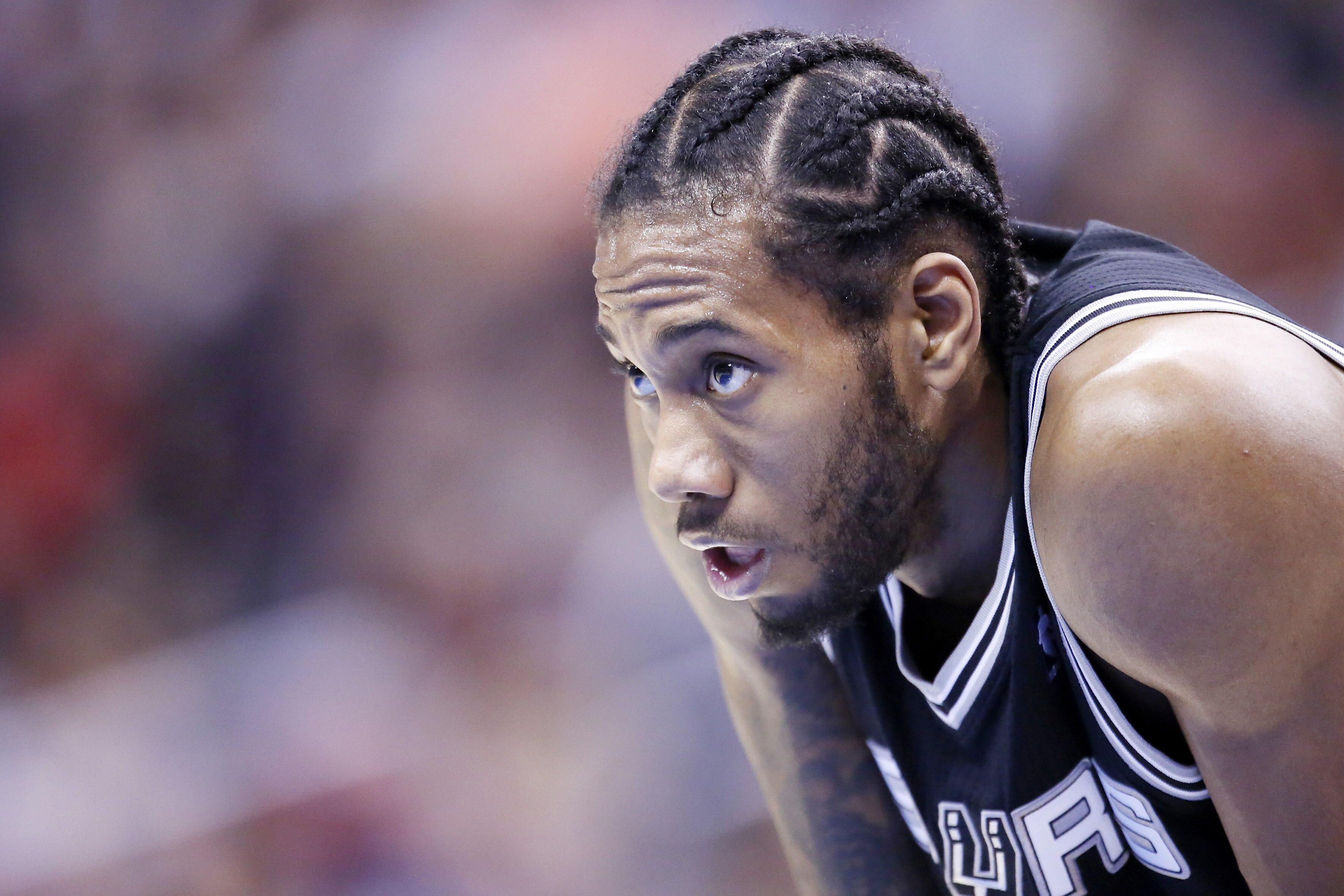 who did kawhi leonard sign with