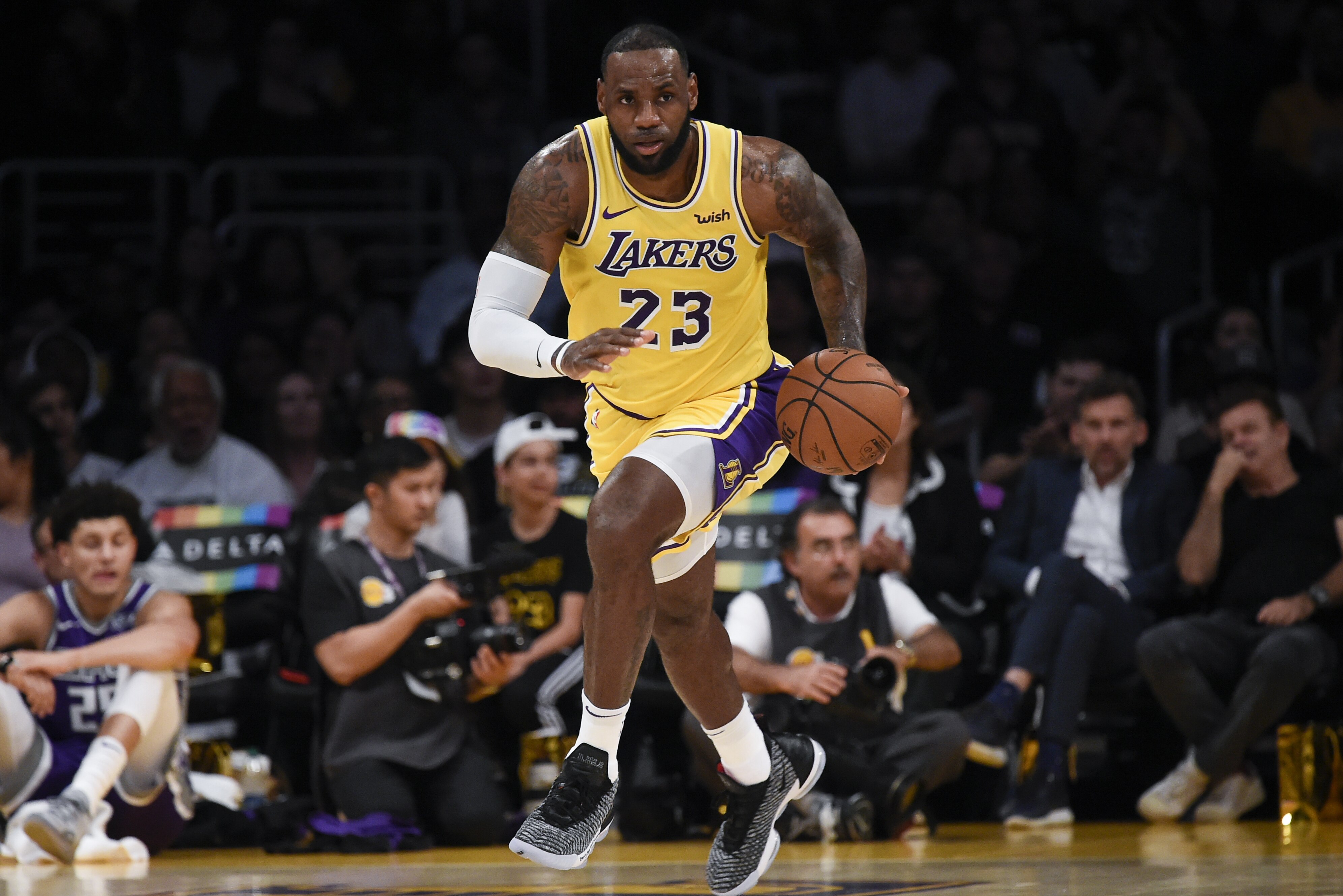 lebron james moves to lakers