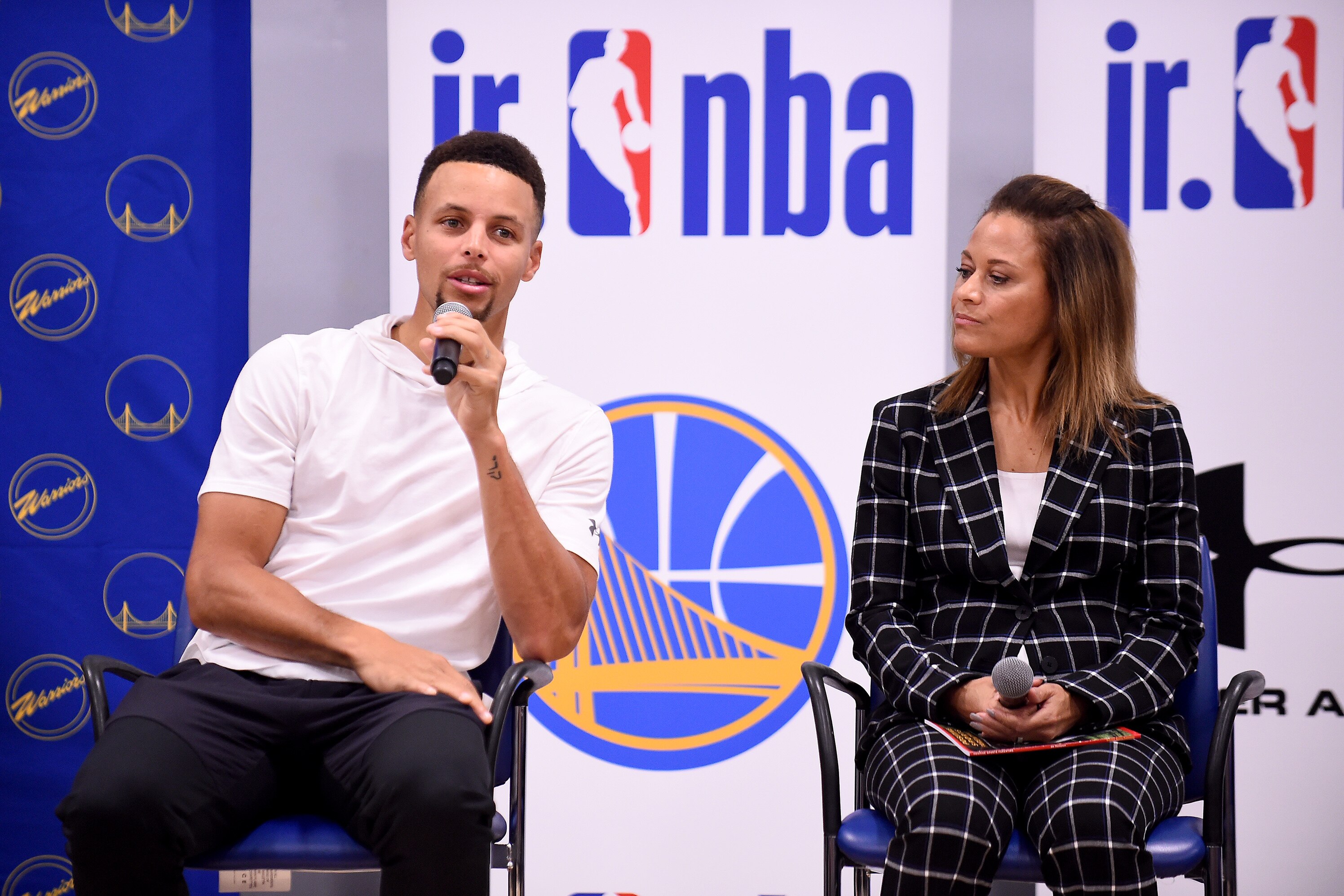 Watch Stephen Curry S Mom Sonya Hit Underhand Halfcourt Shot At All Star Weekend Bleacher Report Latest News Videos And Highlights