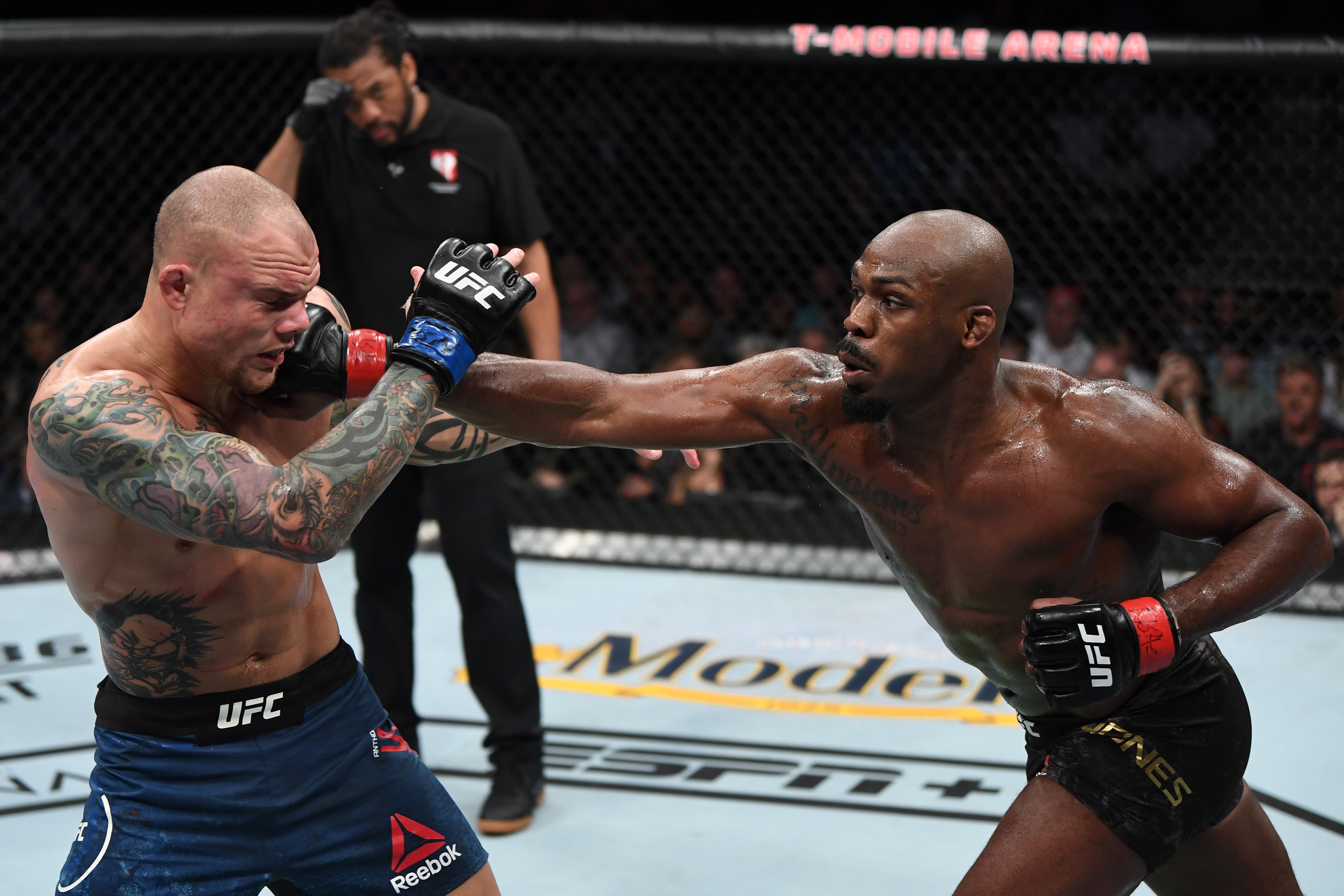 Jon Jones Beats Anthony Smith By Decision To Retain Title At Ufc 235 Bleacher Report Latest News Videos And Highlights