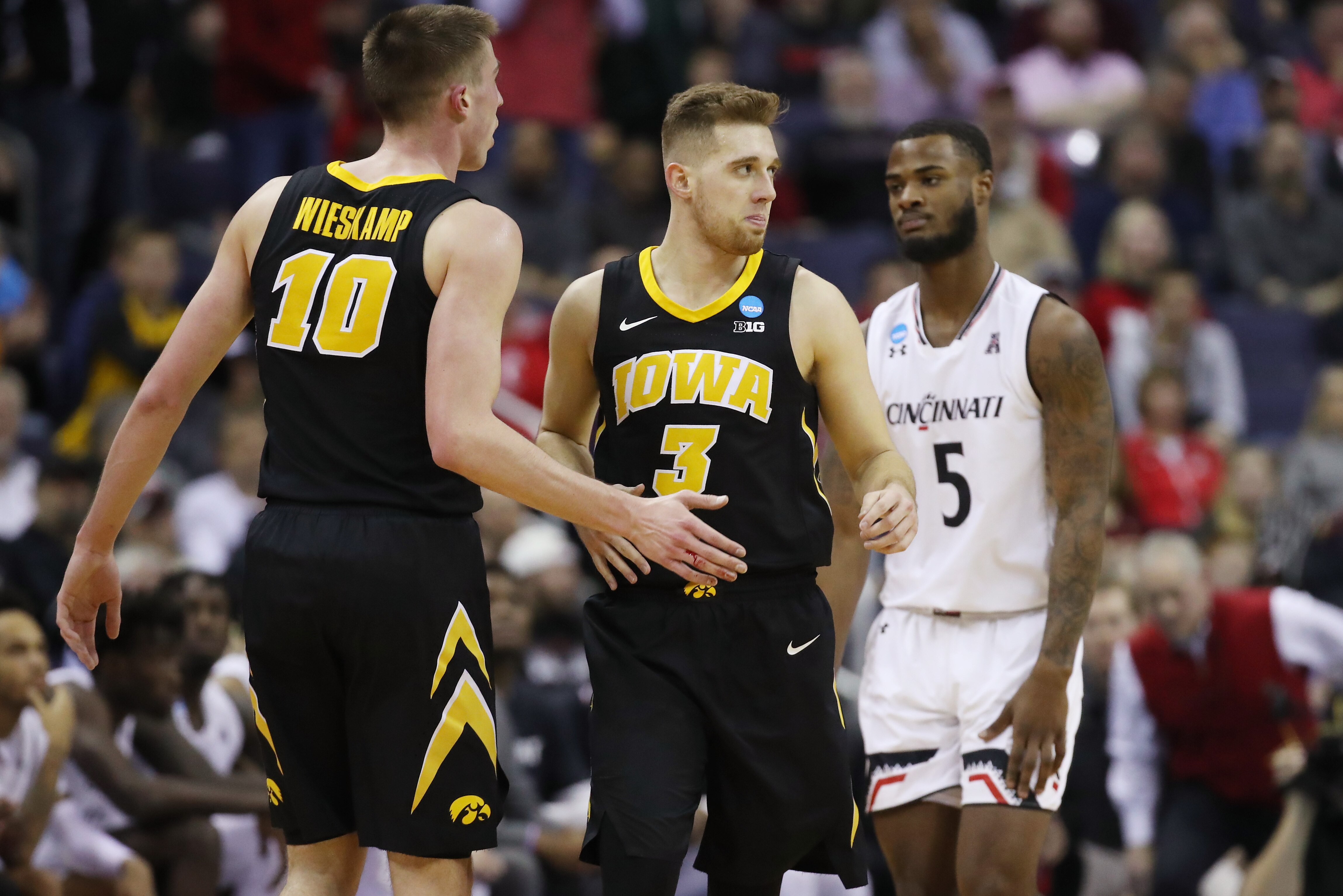 Luka Garza No 10 Iowa Hold Off No 7 Cincinnati Advance In Ncaa Tournament Bleacher Report Latest News Videos And Highlights