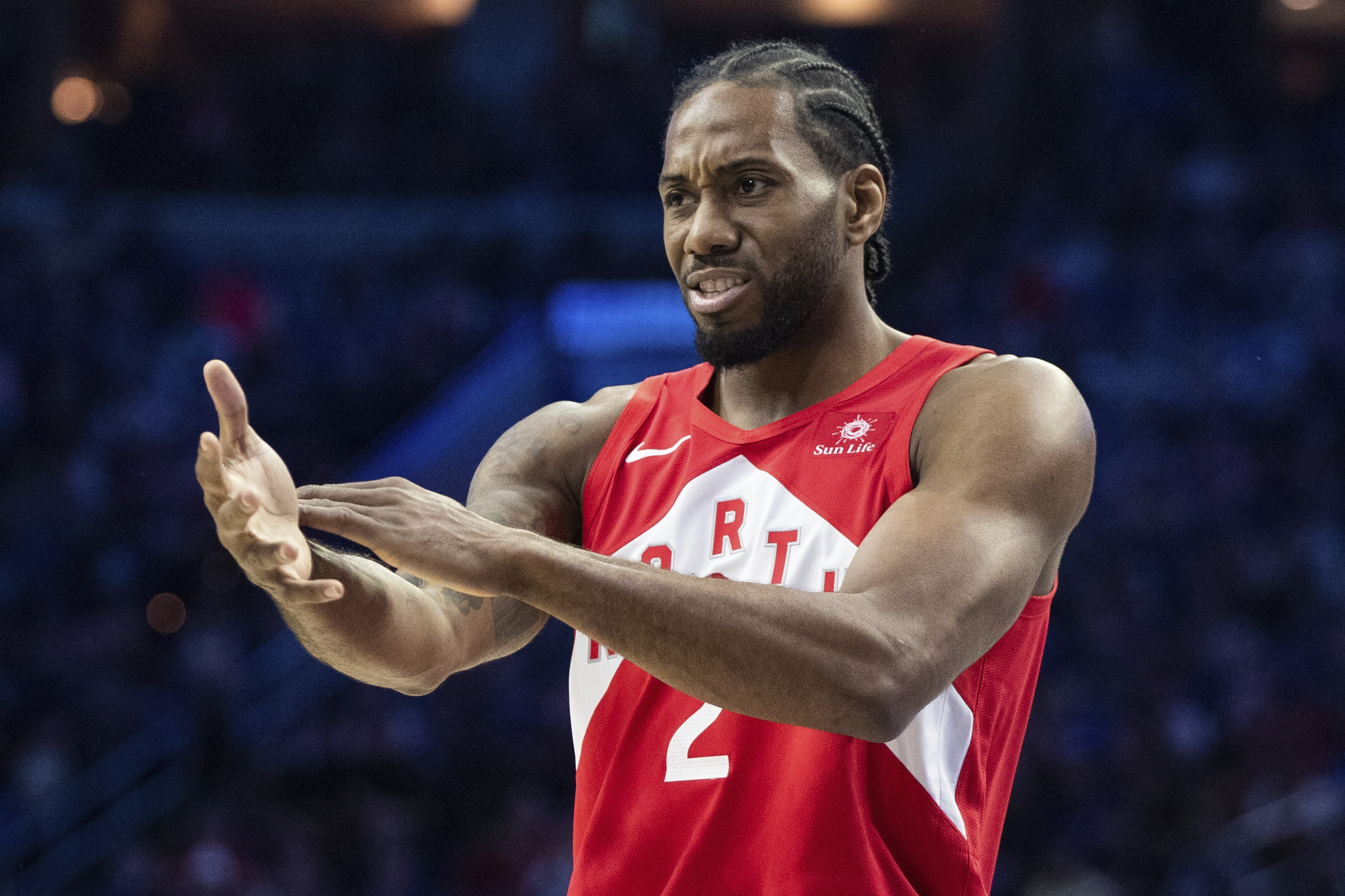 who did kawhi leonard sign with