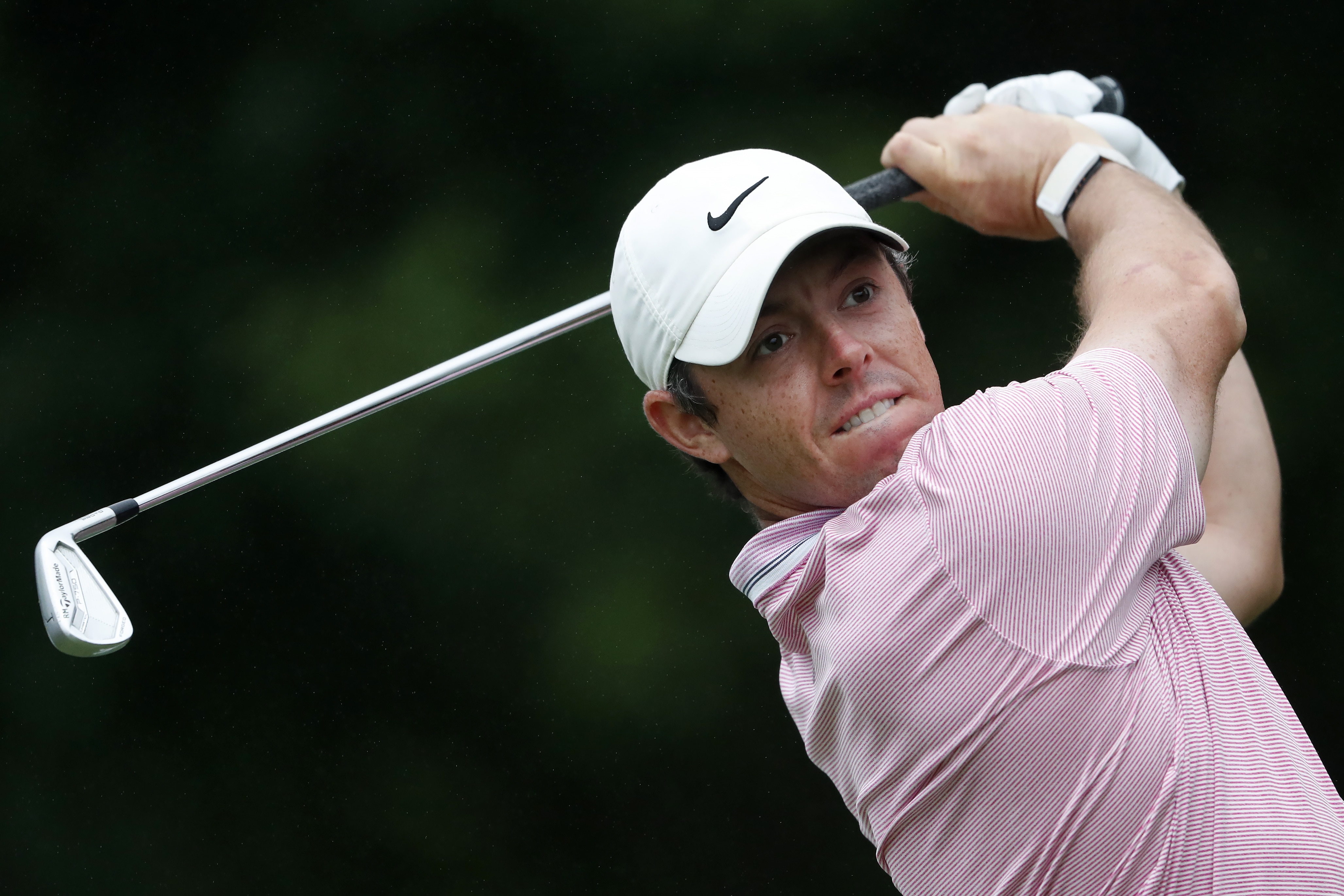 Video Watch Rory Mcilroy Struggle To Raise 2019 Fedex Cup Trophy After 15m Win Bleacher Report Latest News Videos And Highlights