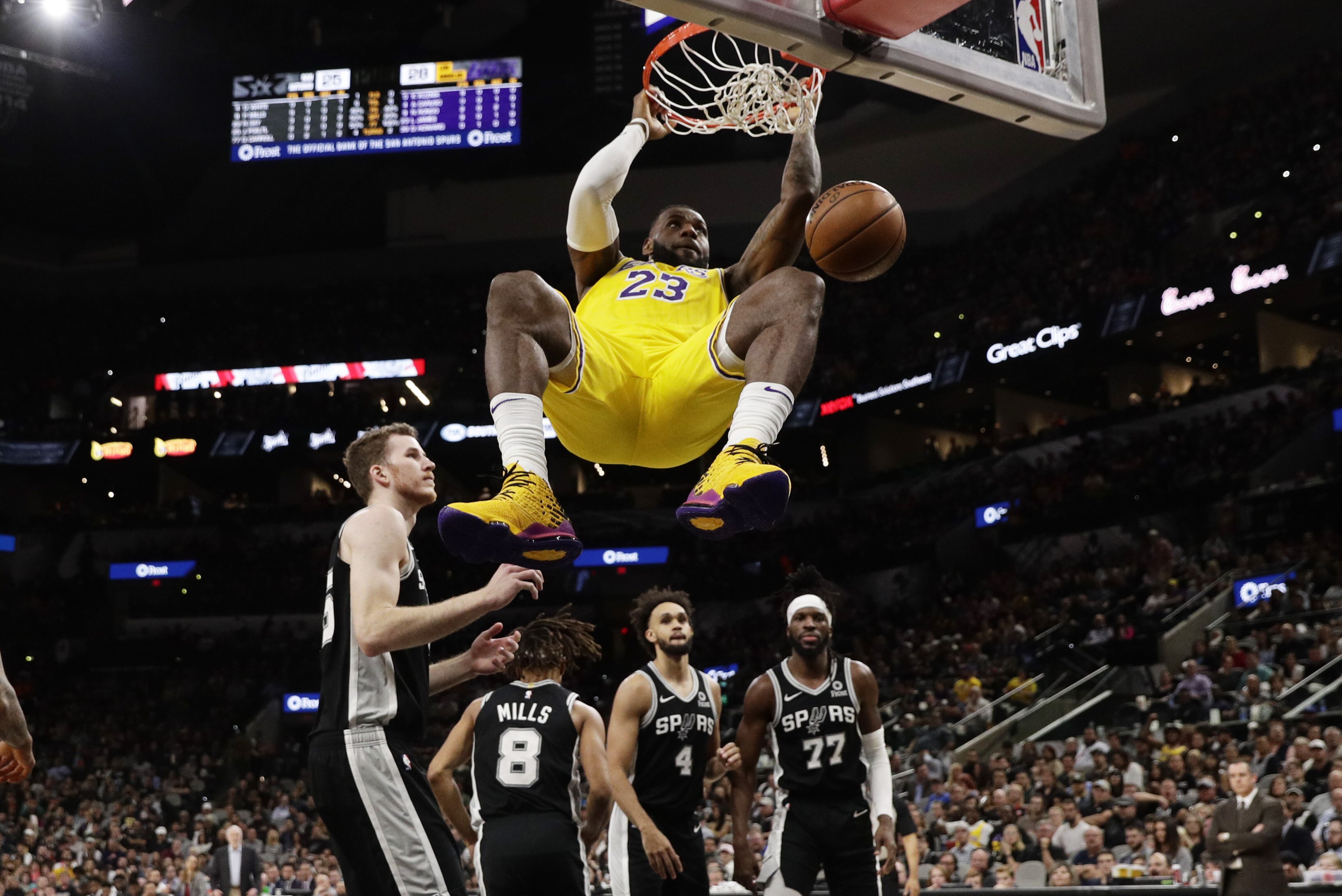 Lebron James Drops 33 As Anthony Davis Lakers Beat Spurs For 8th Straight Win Bleacher Report Latest News Videos And Highlights