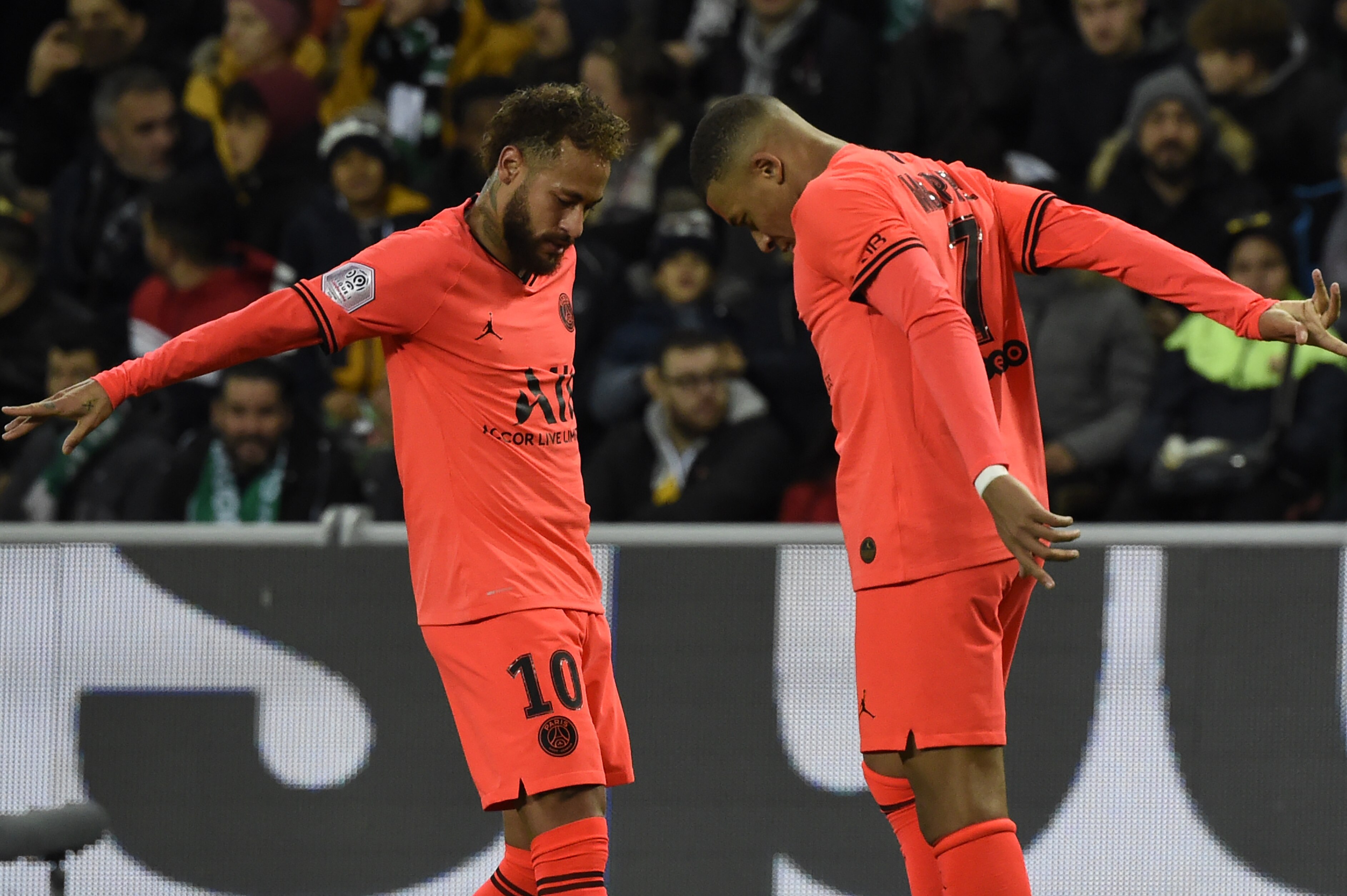 Kylian Mbappe Scores Twice As Neymar Psg Win 4 0 Vs Saint Etienne Bleacher Report Latest News Videos And Highlights