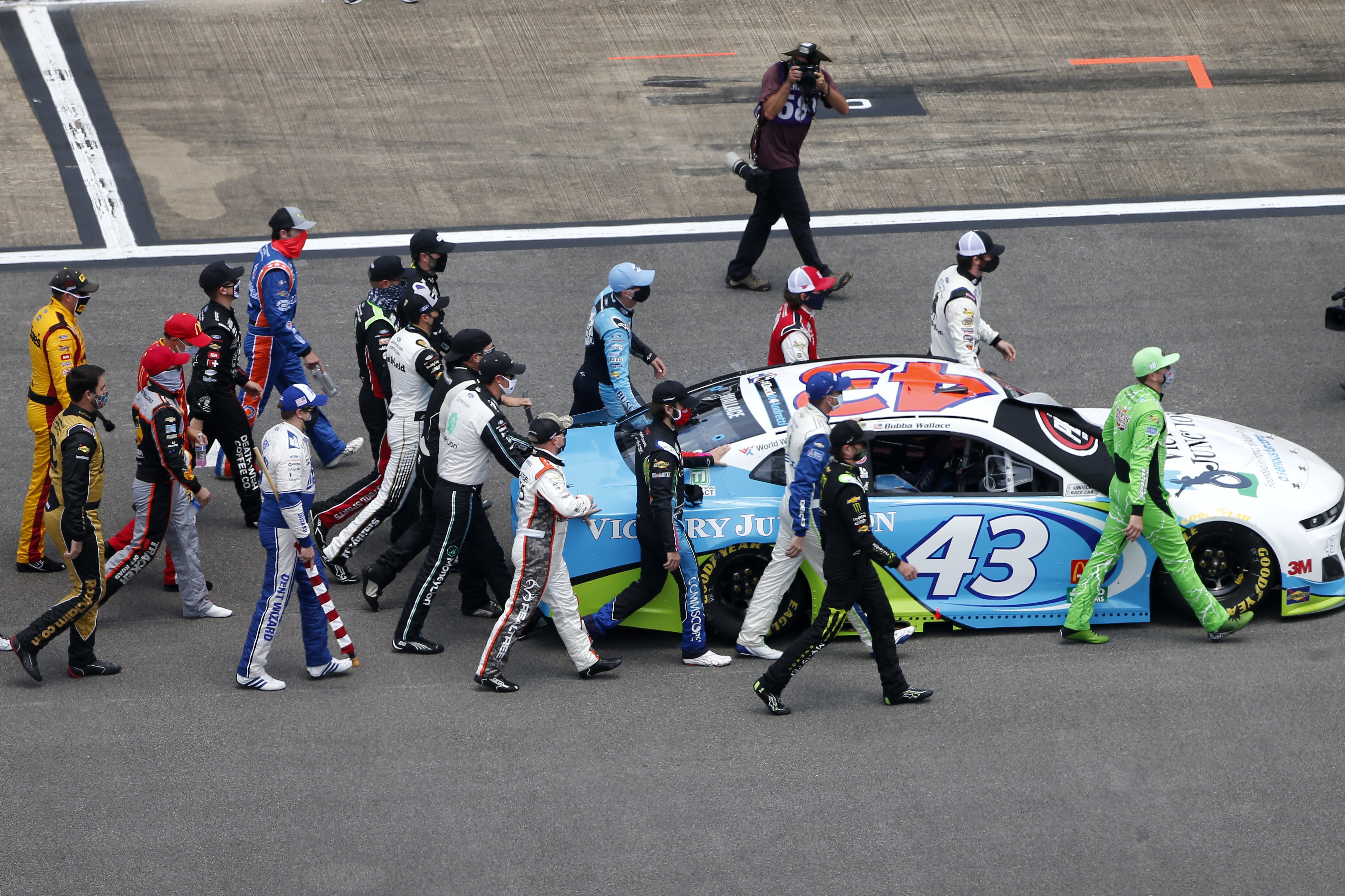 Nascar Drivers Push Bubba Wallace S Car To The Front Amid Noose Investigation Bleacher Report Latest News Videos And Highlights
