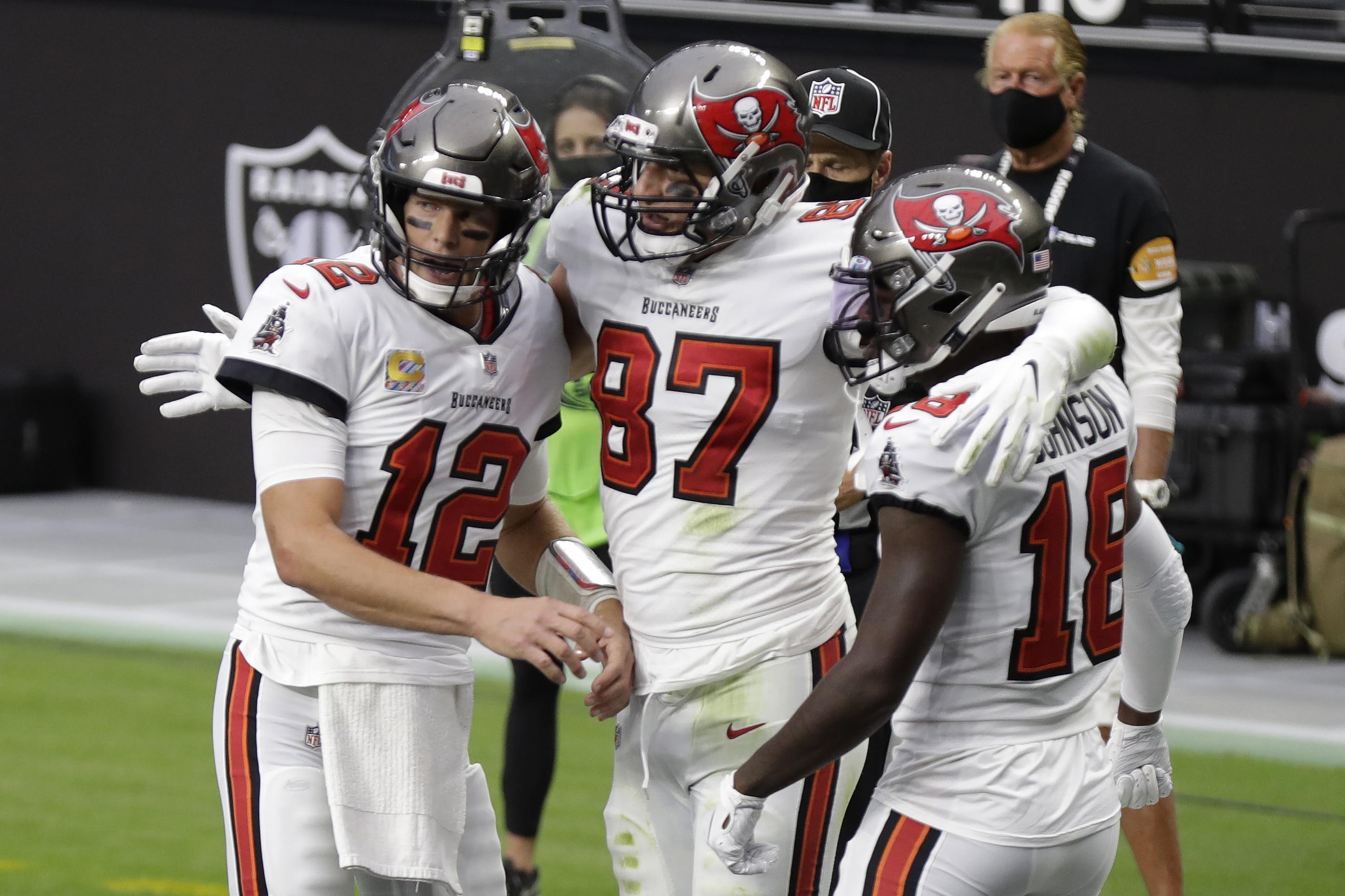 Tom Brady Dominant As Buccaneers Defeat Derek Carr Raiders To Improve To 5 2 Bleacher Report Latest News Videos And Highlights