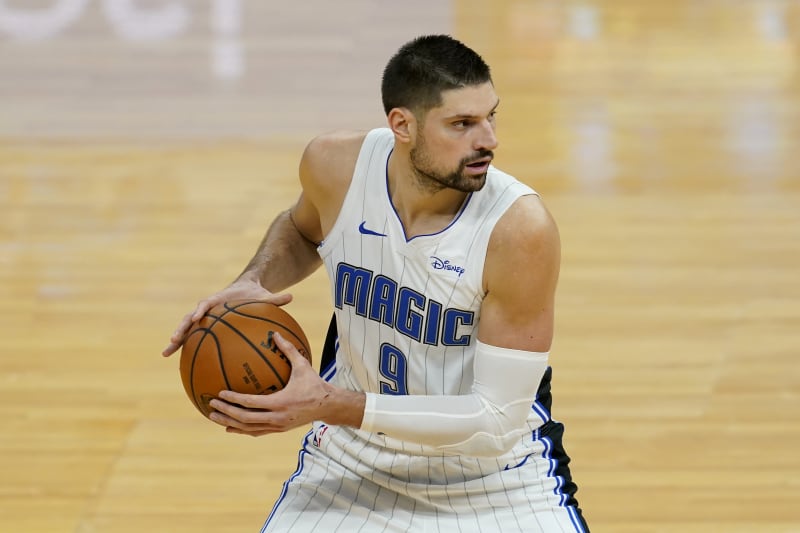 Nikola Vucevic scanning the floor