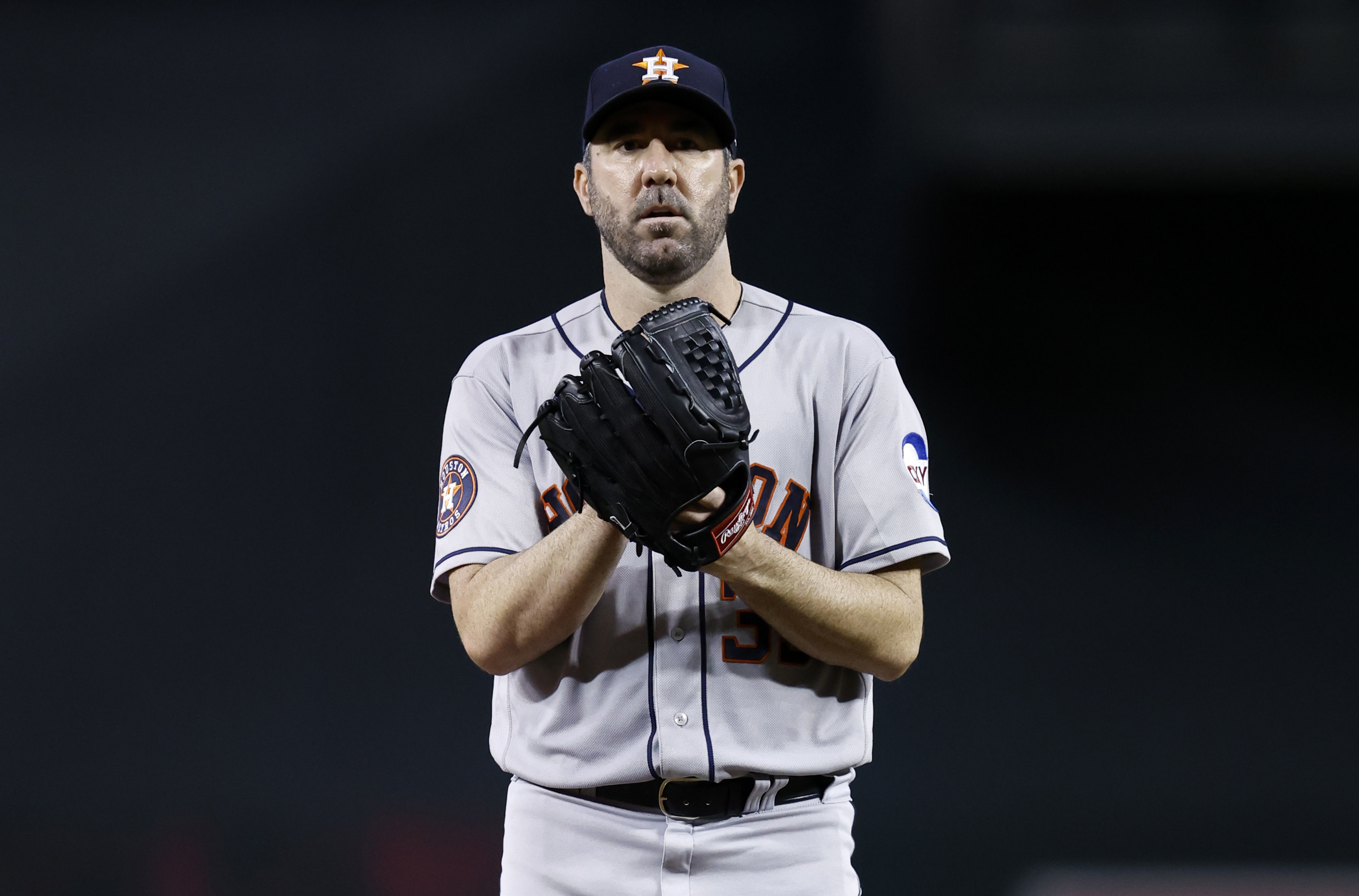 Baker takes over scam-marred Astros, set for 'last hurrah' - The
