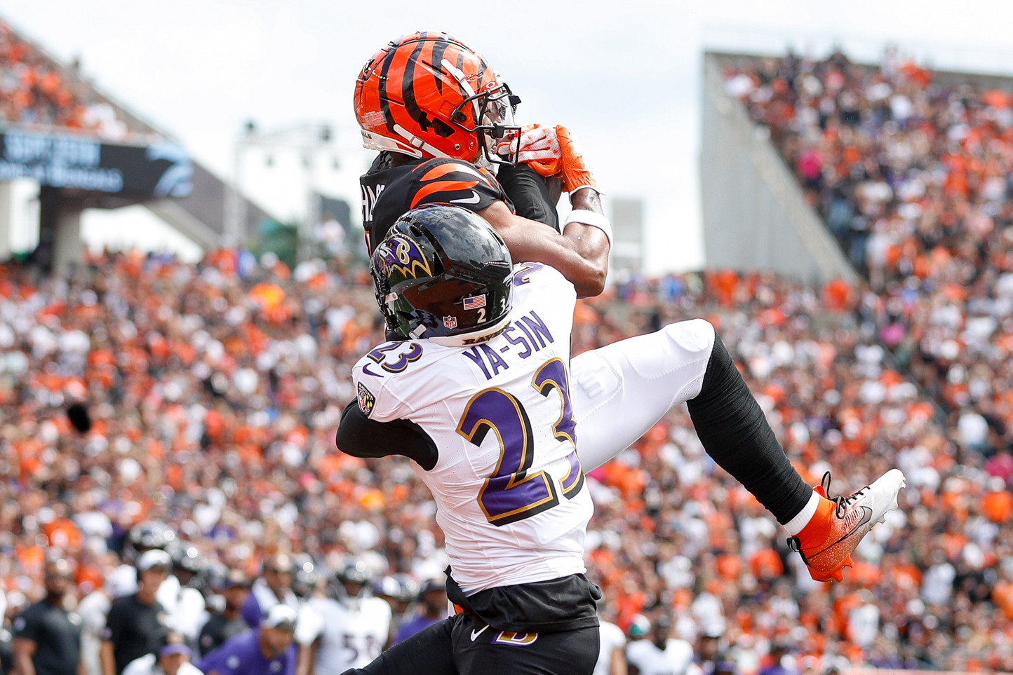 Baltimore Ravens' Lamar Jackson comes out of Browns game with cramps, Trace  McSorley enters 