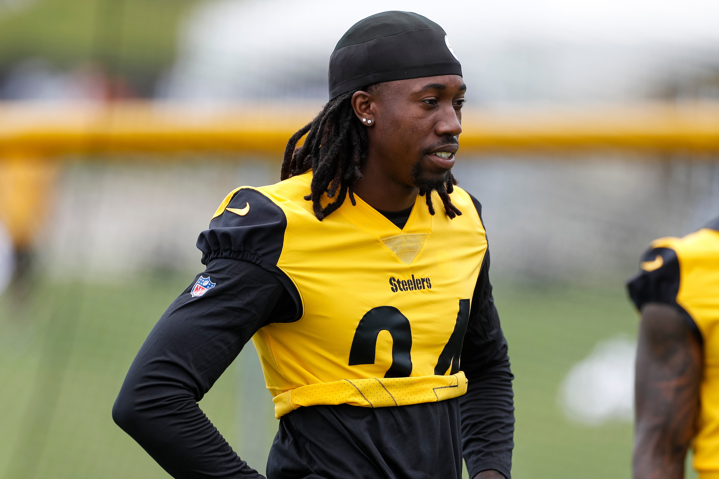 In 1st game for Steelers, Joey Porter Jr. has an INT, then gives ball to Steelers  legend father