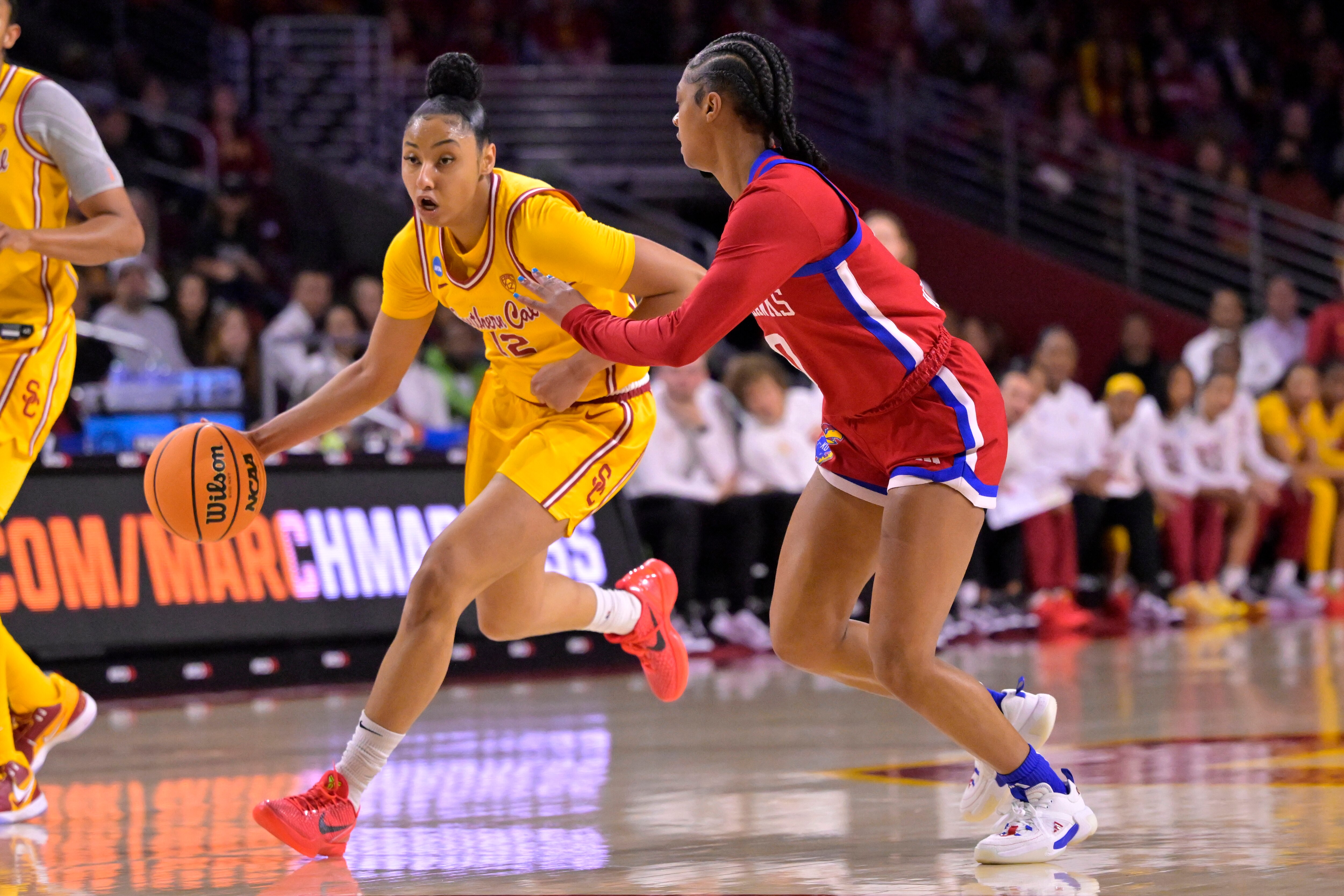 JuJu Leads USC to Sweet 16