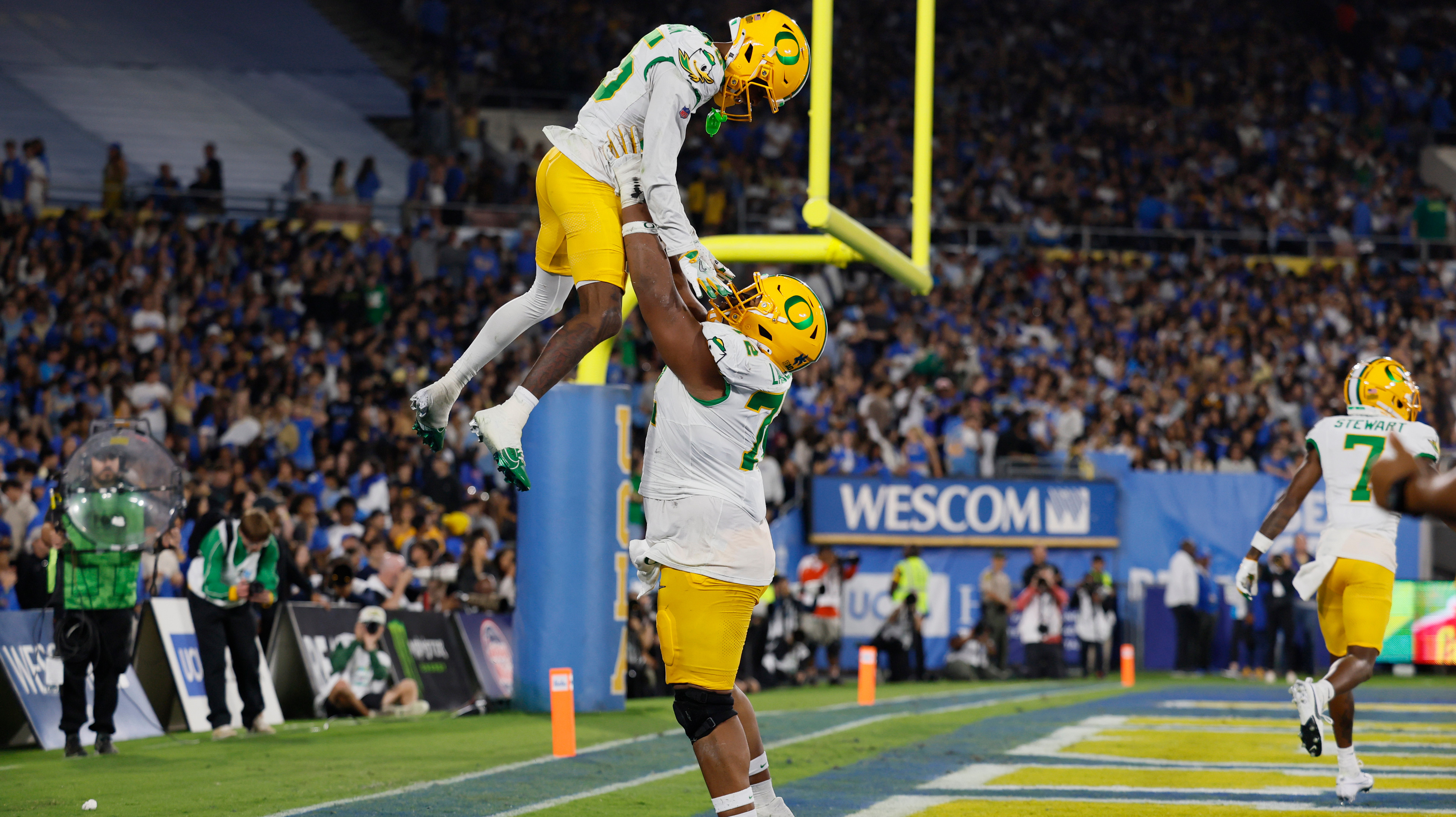 Oregon Defeats UCLA 34-13