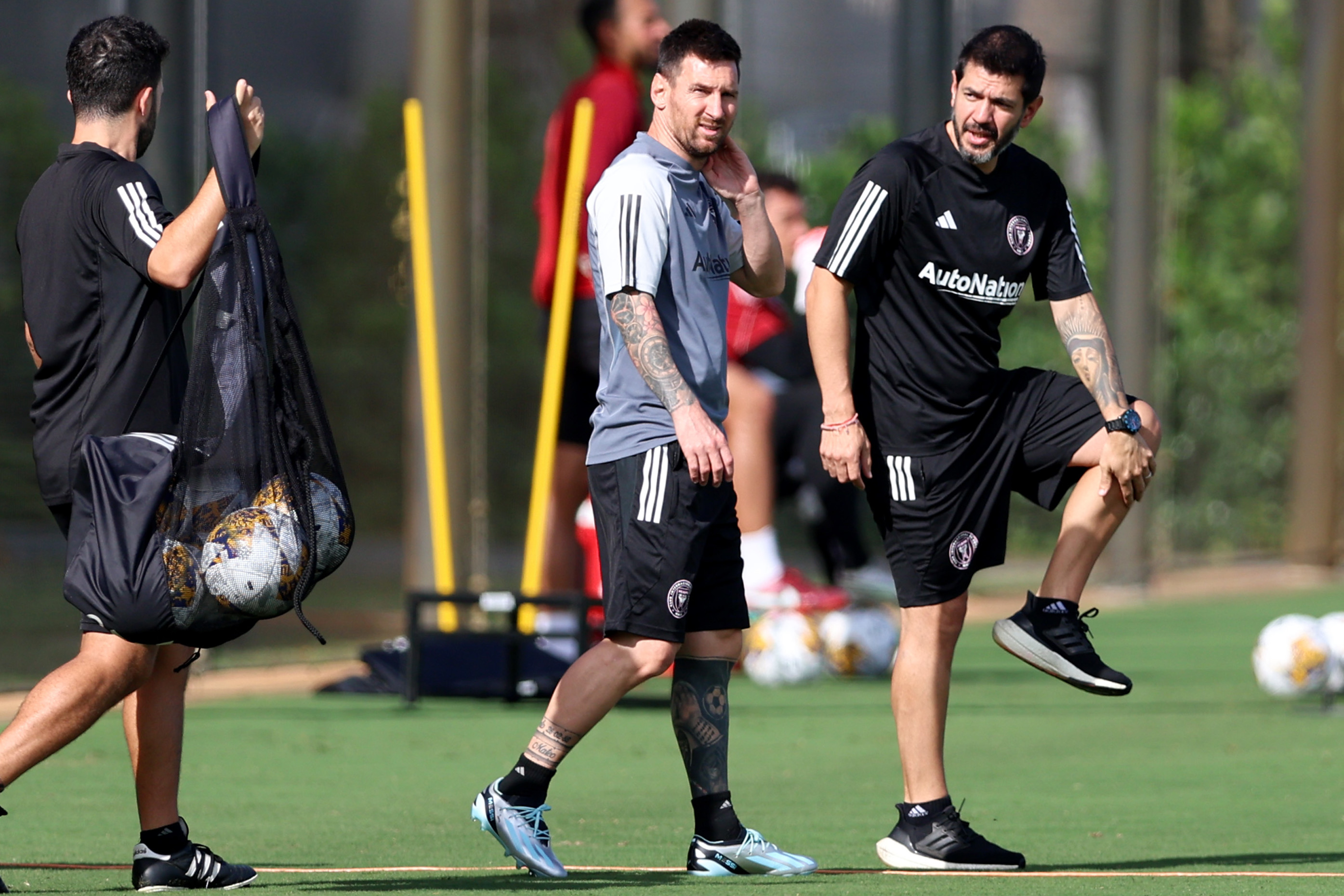 Roy Nemer on X: Lionel Messi training with PSG in their new