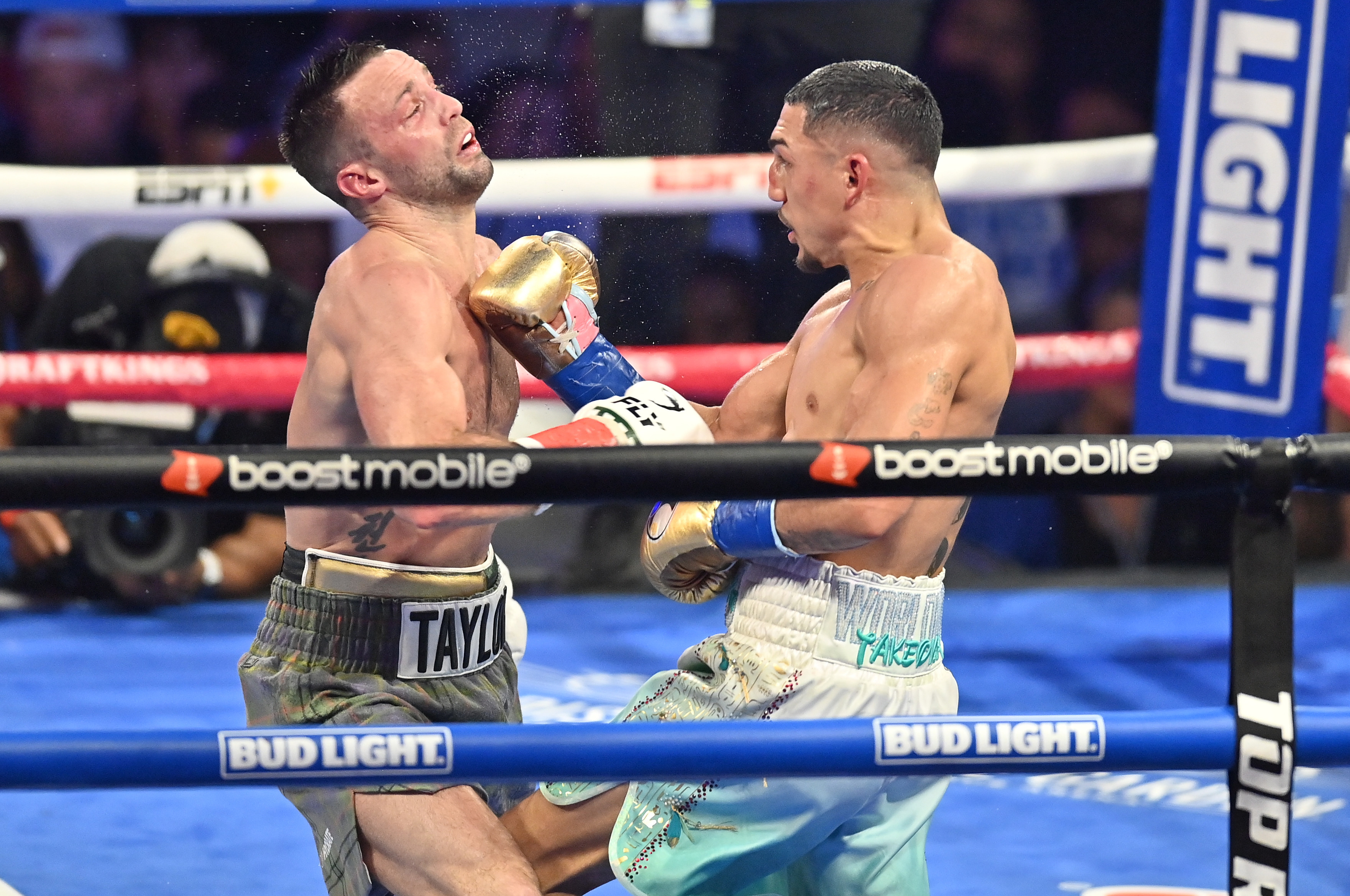 Watch Boxing Online: Top 11 Free Boxing Streaming Sites (2023)