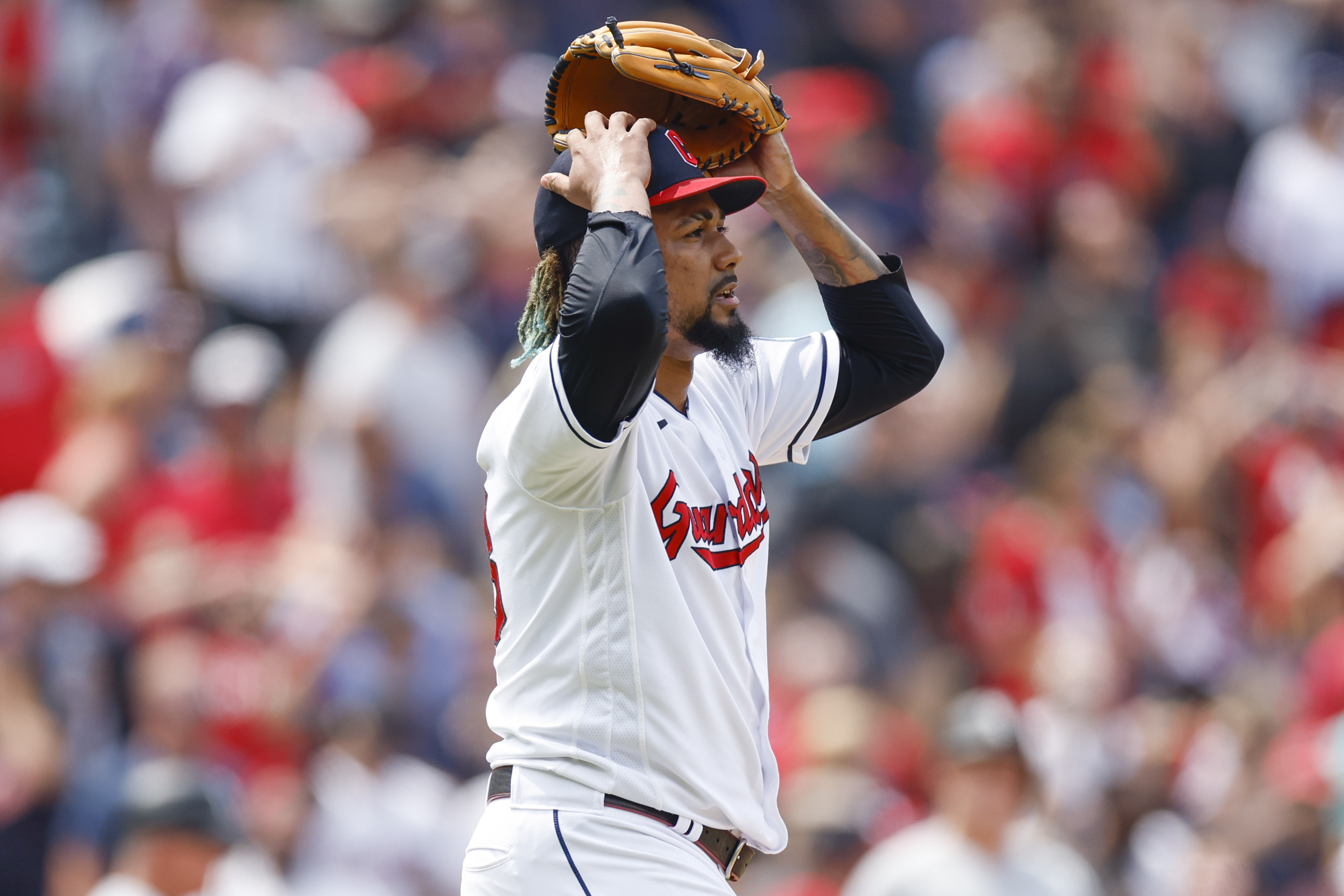 Atlanta Braves first baseman Casey Kotchman, center, extends for