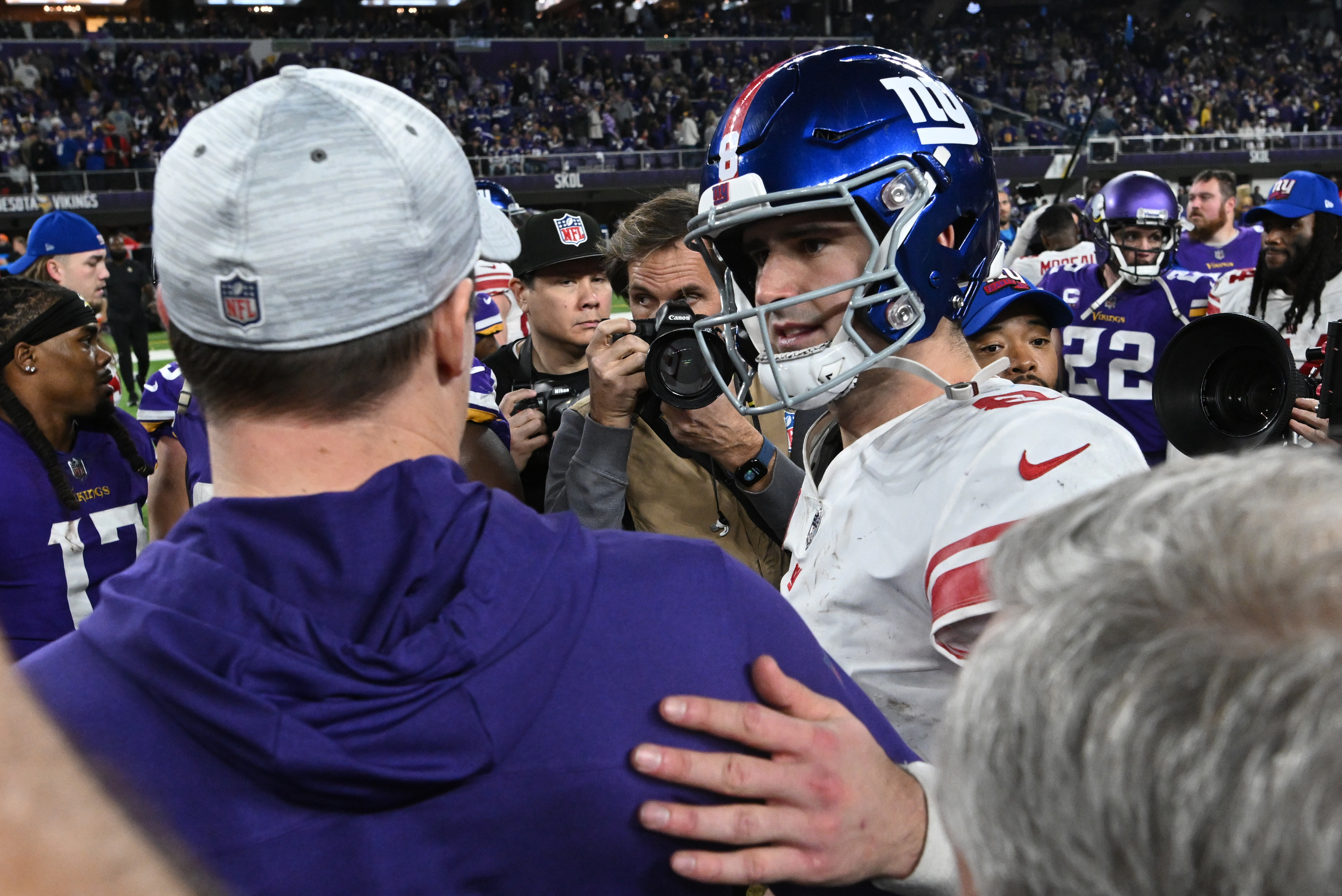 NFL on X: Vikings signing Kirk Cousins to one-year, $35M fully guaranteed  extension. (via @TomPelissero)  / X