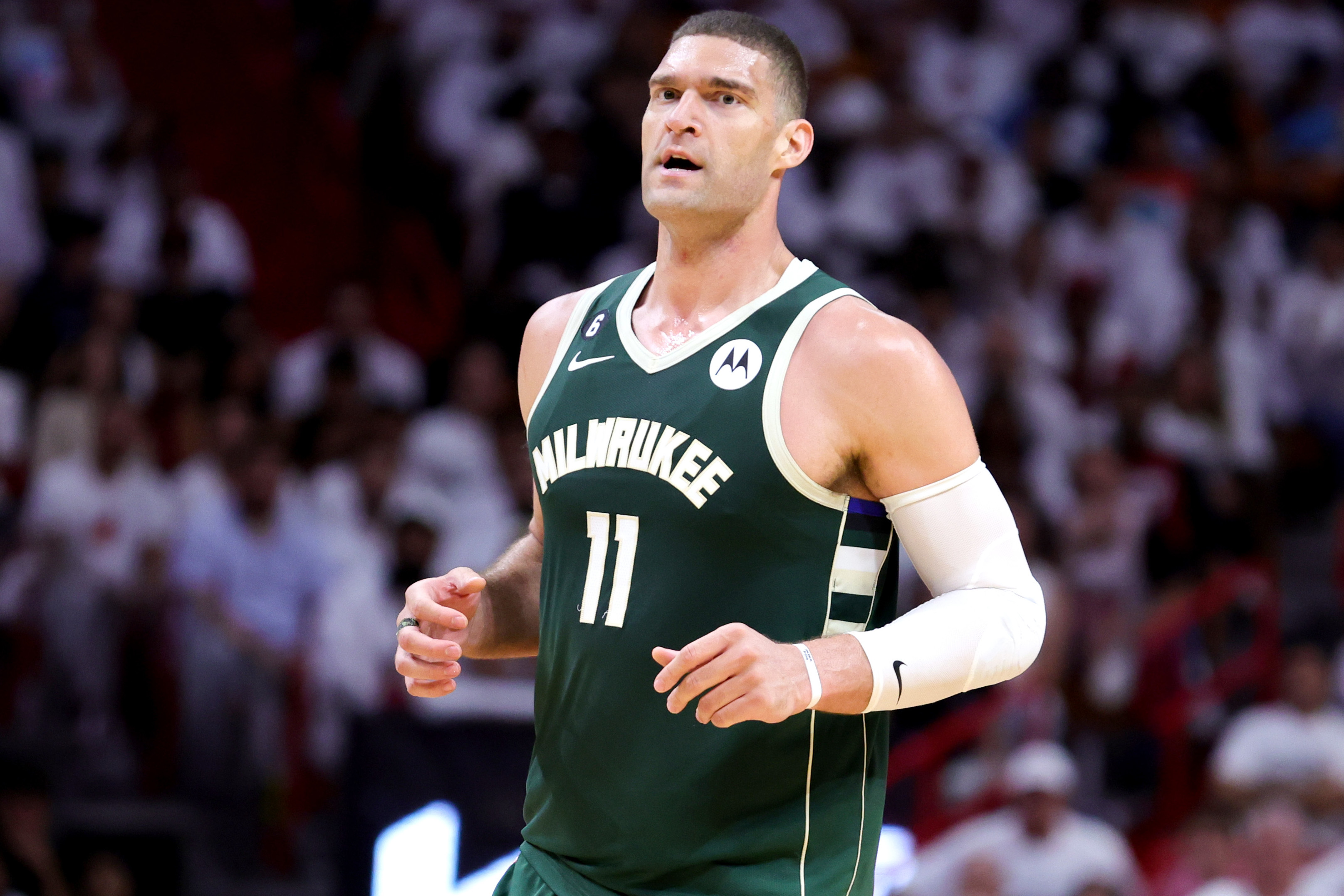 Brook Lopez ejected after ripping off Gary Trent's headband