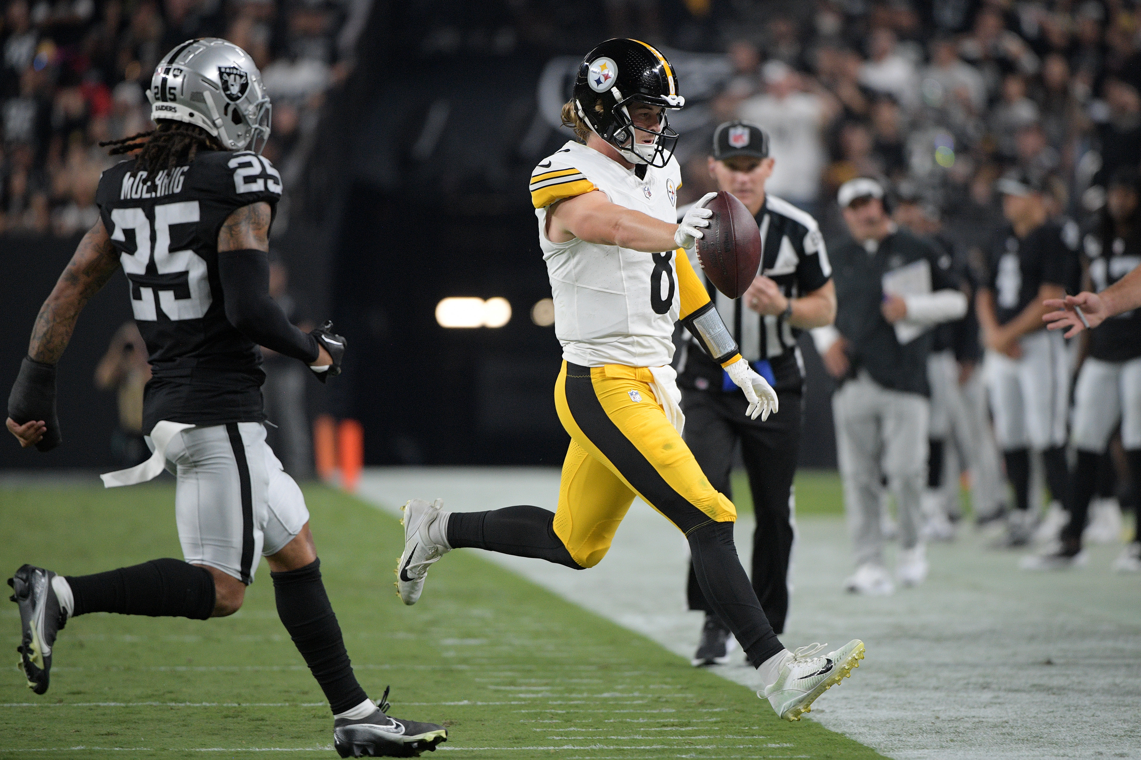 Pittsburgh, Pennsylvania, USA. 24th Dec, 2022. Dec. 24, 2022: Davante Adams  #17 during the Pittsburgh Steelers vs Las Vegas Raiders in Pittsburgh PA at  Acrisure Stadium. Brook Ward/AMG (Credit Image: © AMG/AMG