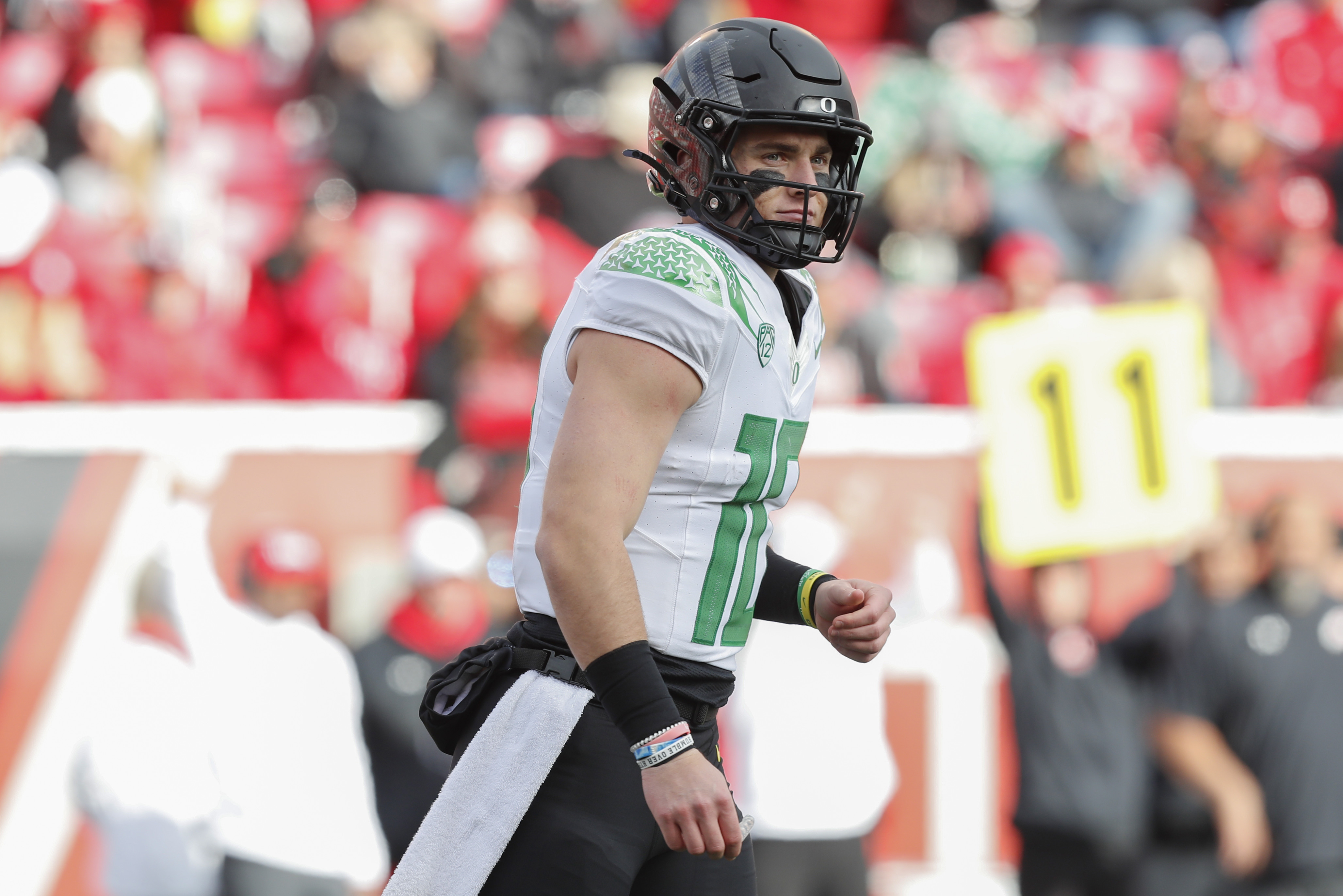 Oregon unveils Duck uniforms for Las Vegas Bowl