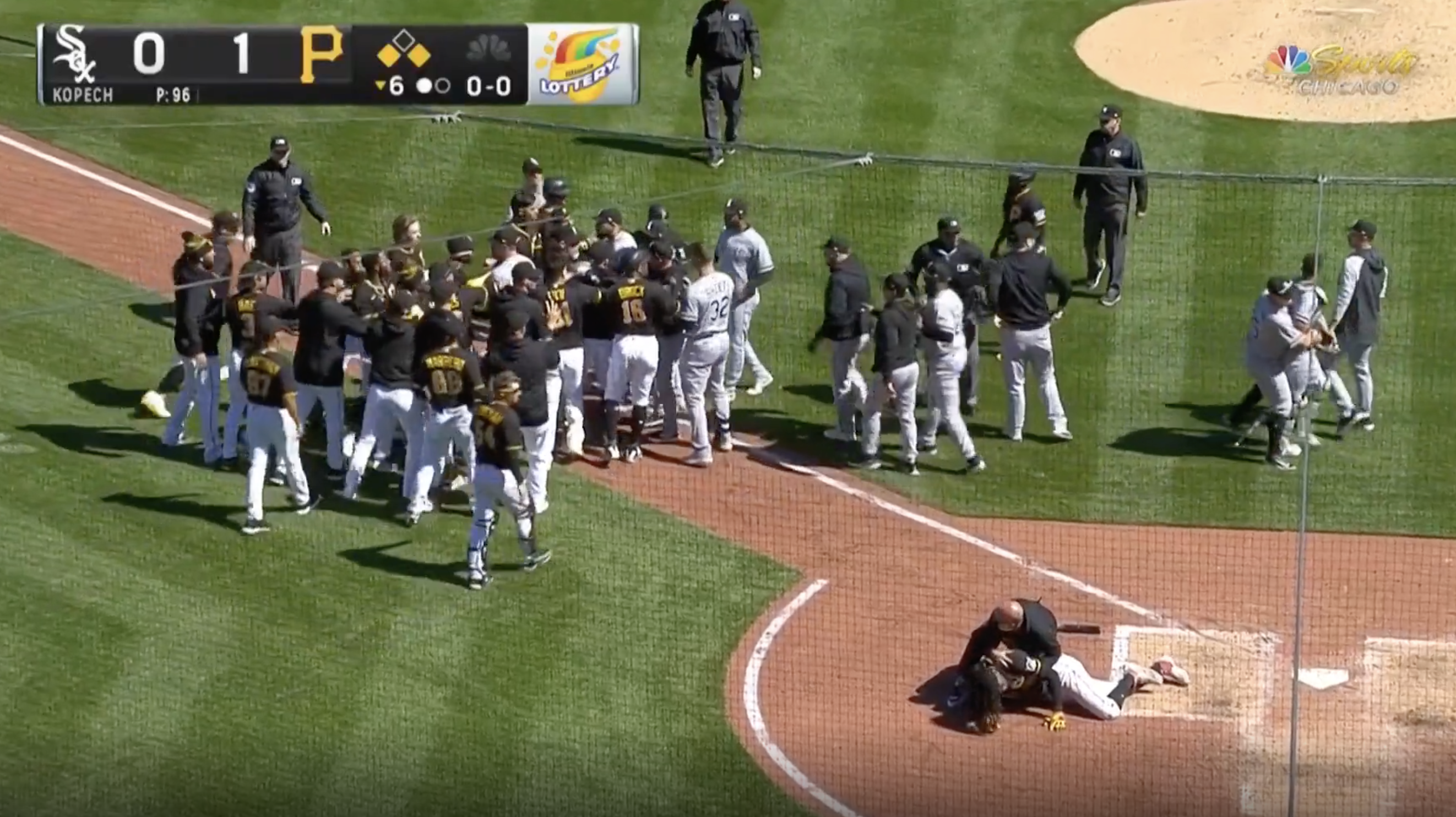 Photo: Pirates and White Sox Benches Clears During Brawl - PIT2023040923 