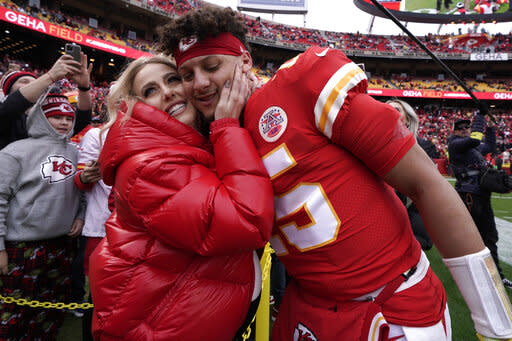 Chiefs players 'smoke' Eli Apple pack with cigar celebration